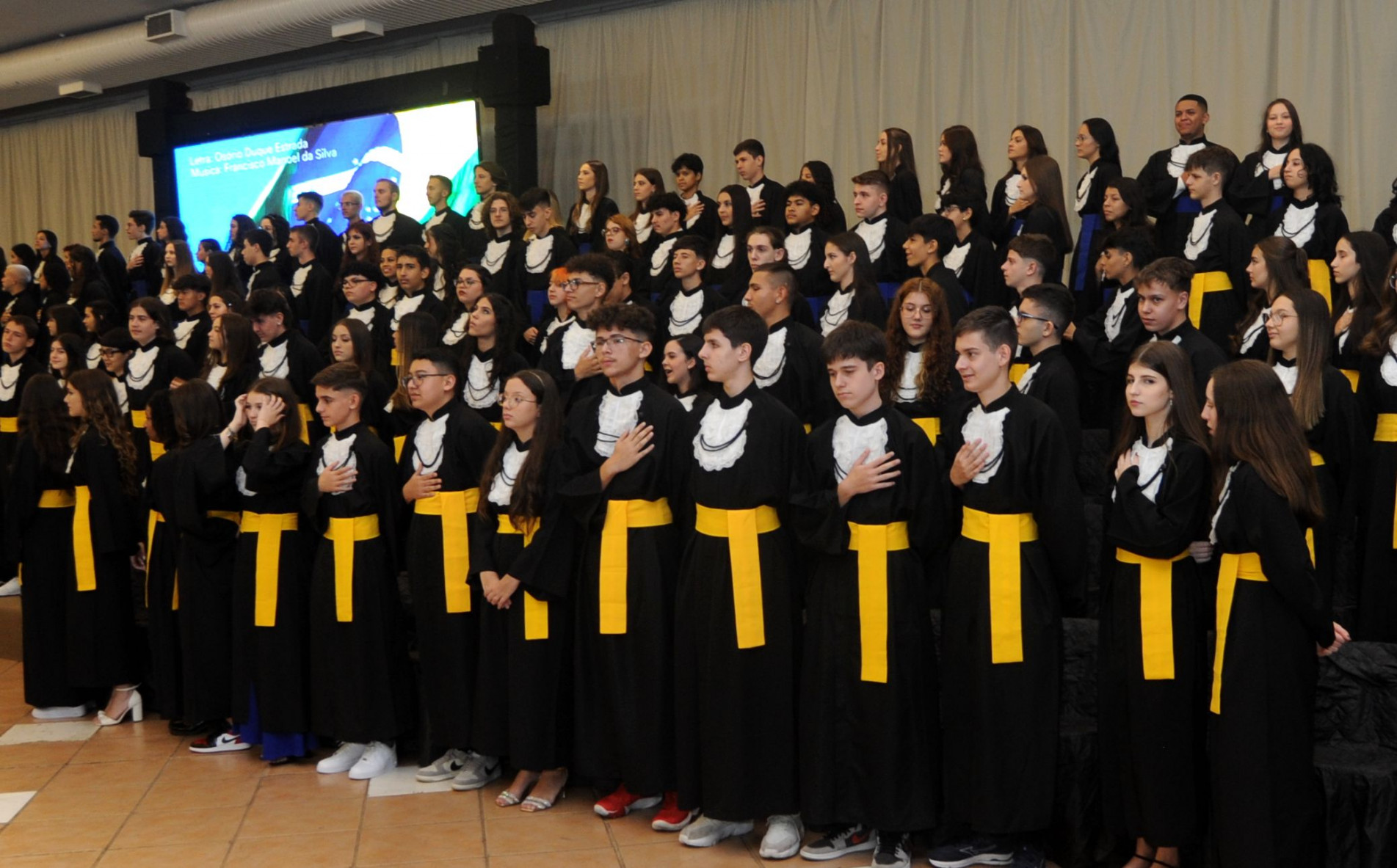 198 estudantes do 9&ordm; ano do ensino fundamental II est&atilde;o prontos para o ensino m&eacute;dio e 86 ir&atilde;o iniciar a vida acad&ecirc;mica 