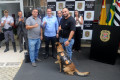 Policiais Erick Maciel e Lucas Messias, junto ao c&atilde;o Boris, do Instituto Adimax, recebem a chave da nova viatura  - F&Aacute;BIO ROG&Eacute;RIO (22/12/2023)