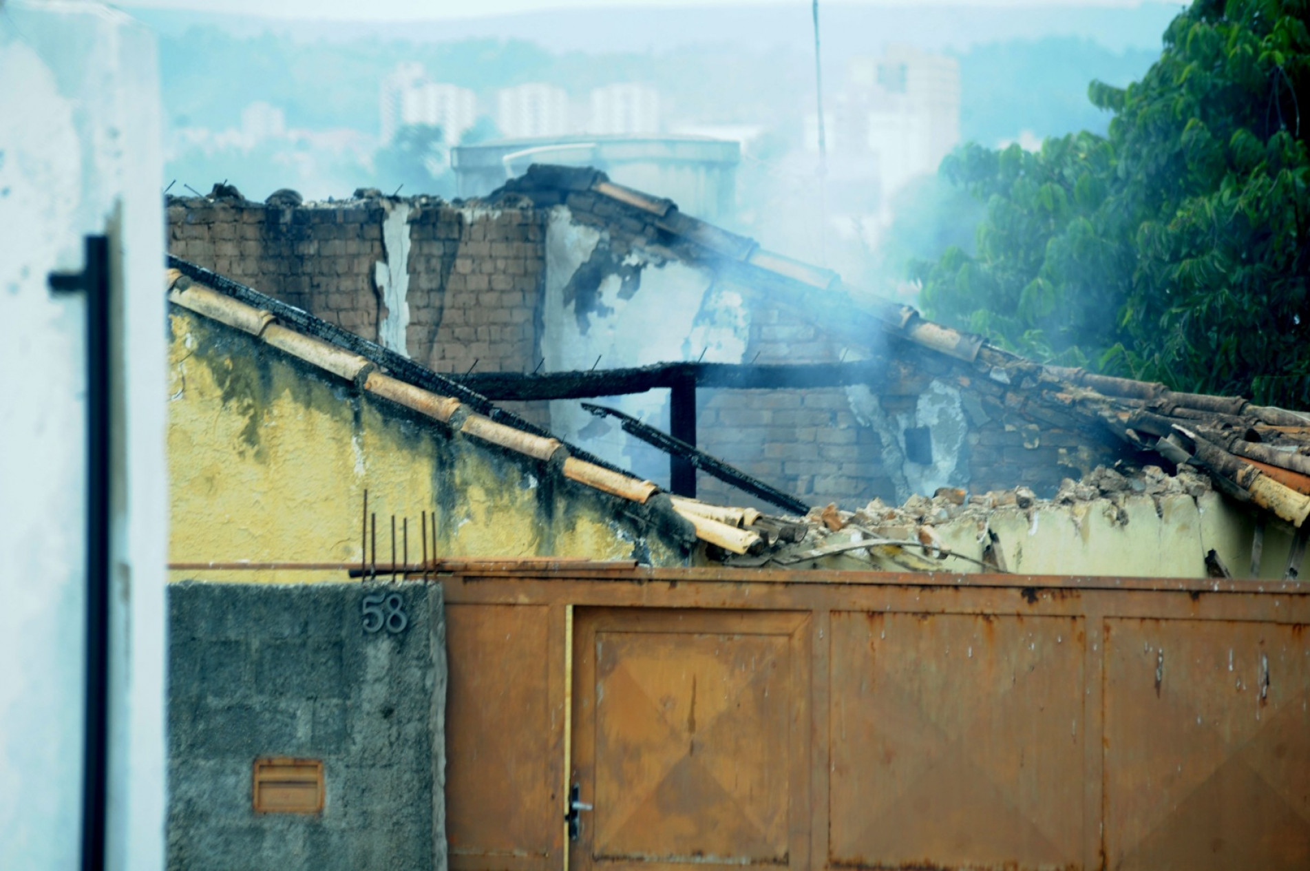 Incêndio atingiu casa na rua Cristovão Colombo, na Vila Progresso 