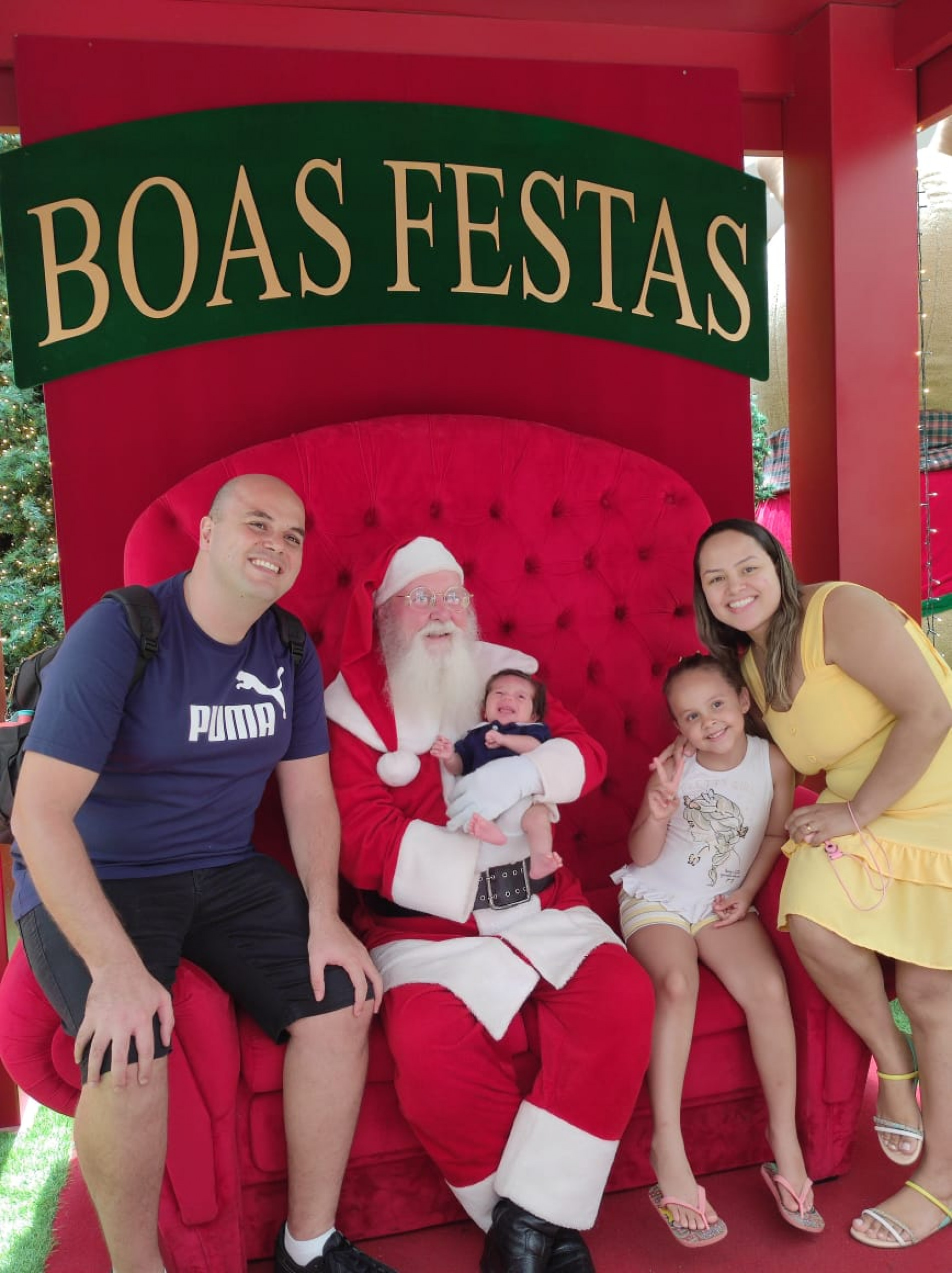 Nascido há pouco mais de um mês, o pequeno Isac trouxe mais luz para o Natal de Liége, Fábio e Lívia