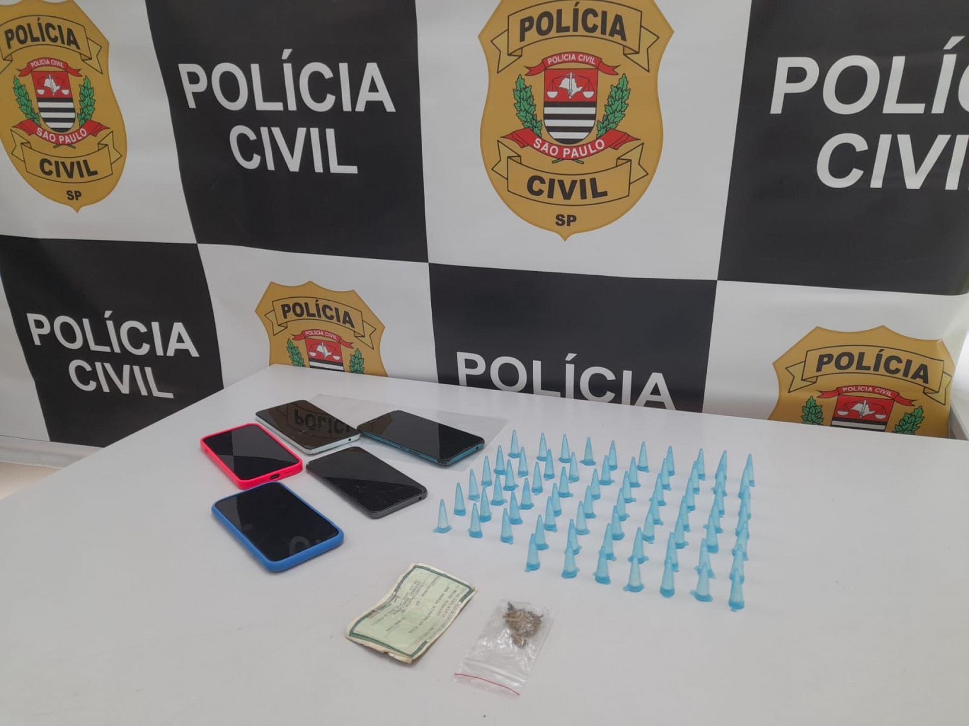 Foram apreendidas 137 porções de cocaína e sete porções de maconha, além de aparelhos celulares