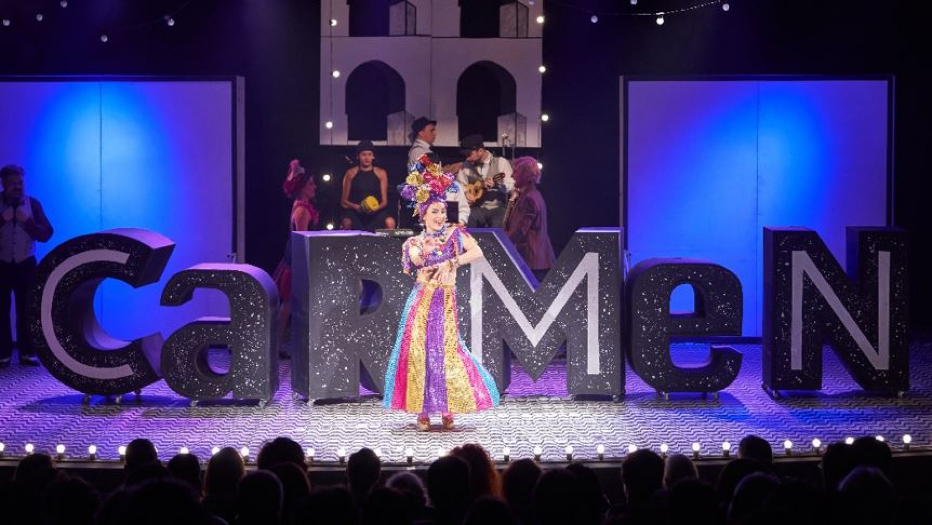 Peça conta a trajetória de Carmen Miranda de Portugal para o Brasil