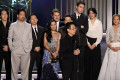 Lee Sung Jin e o elenco de ‘Treta’ no Emmy 2024. Estão presentes Ali Wong, Steven Yeun, Young Mazino, Maria Bello, e Joseph Lee - Kevin Winter/Getty Images