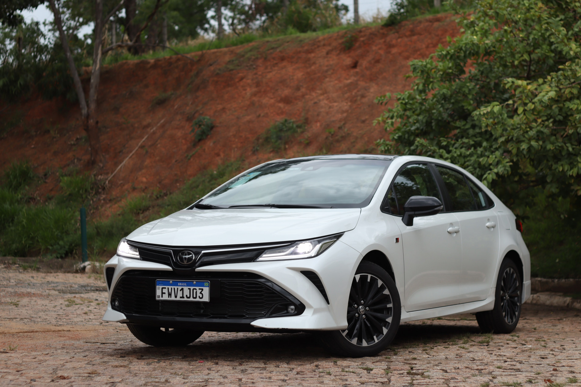 A versão GR-Sport utiliza o motor aspirado 2.0 flex, mais o câmbio automático do tipo CVT com opções de trocas simuladas de até sete marchas