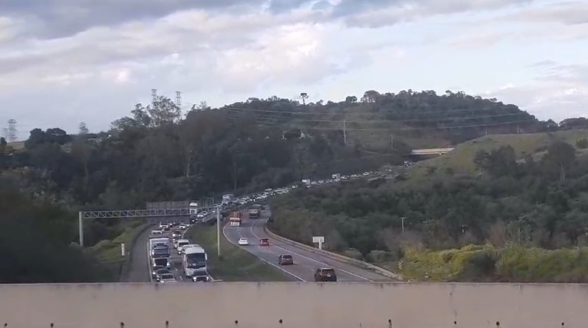Motoristas precisam ter muita paciência para passar pelo trecho