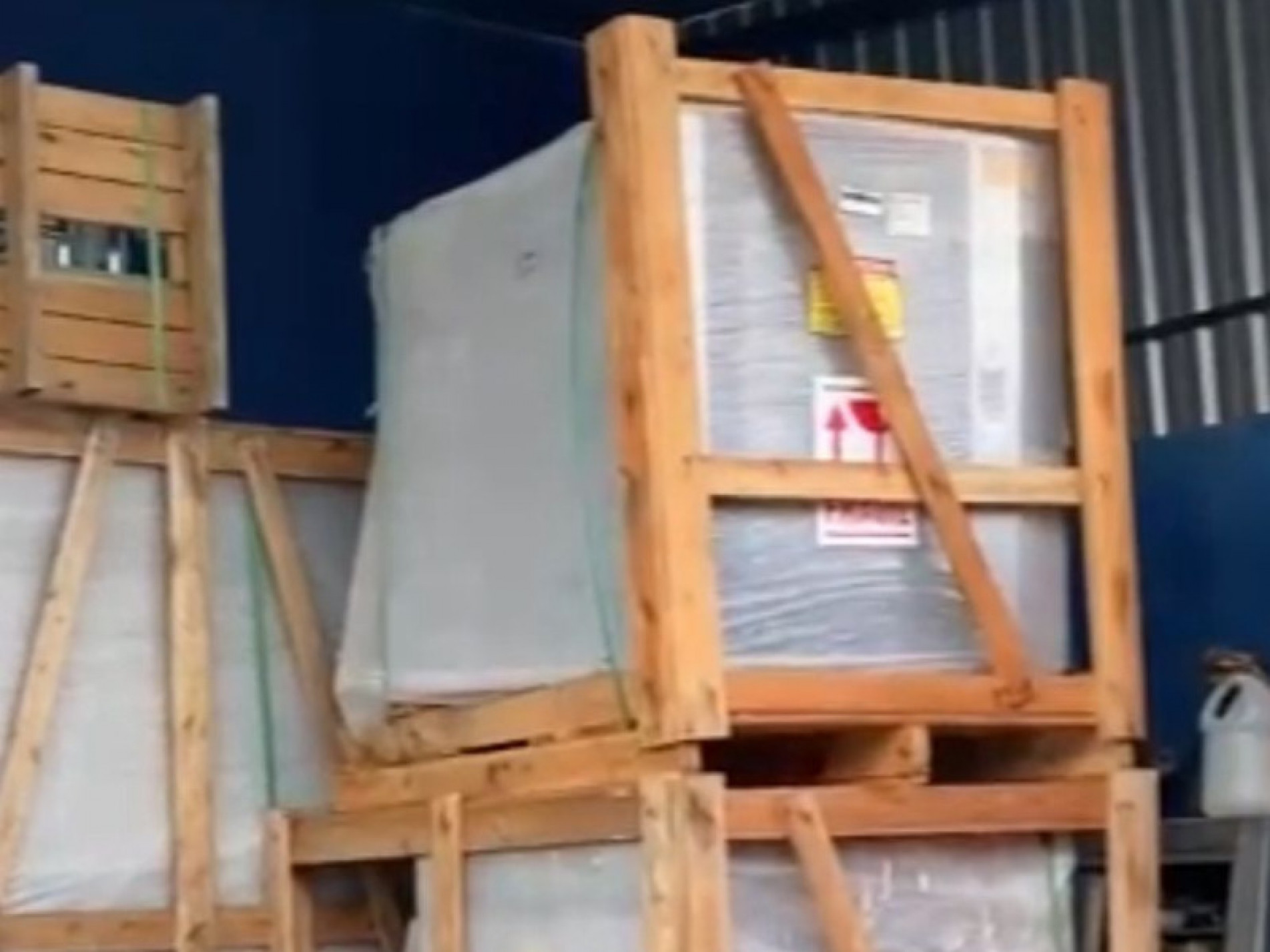 Os policiais civis da Deic localizaram um cilindro trifásico, um forno elétrico e um forno industrial em um galpão no Jardim Nathália, na região do Éden, avaliados em R$210.000,00