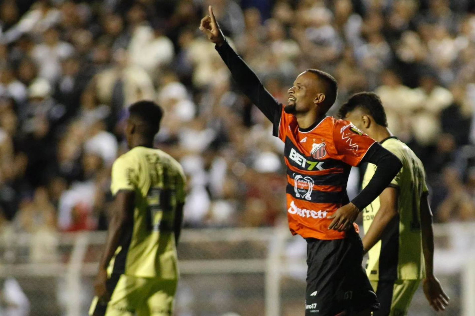 Léo Duarte, chutando de fora da área, fez o gol da vitória