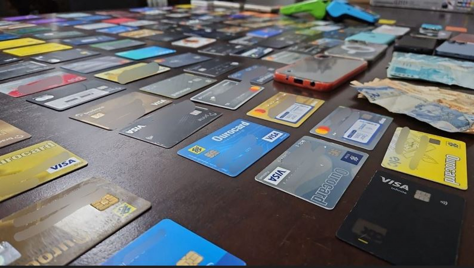 Com os suspeitos, foram apreendidos 146 cartões de débito e crédito, cinco máquinas, R$ 1.602 em espécie, oito aparelhos celulares e duas bolsas.