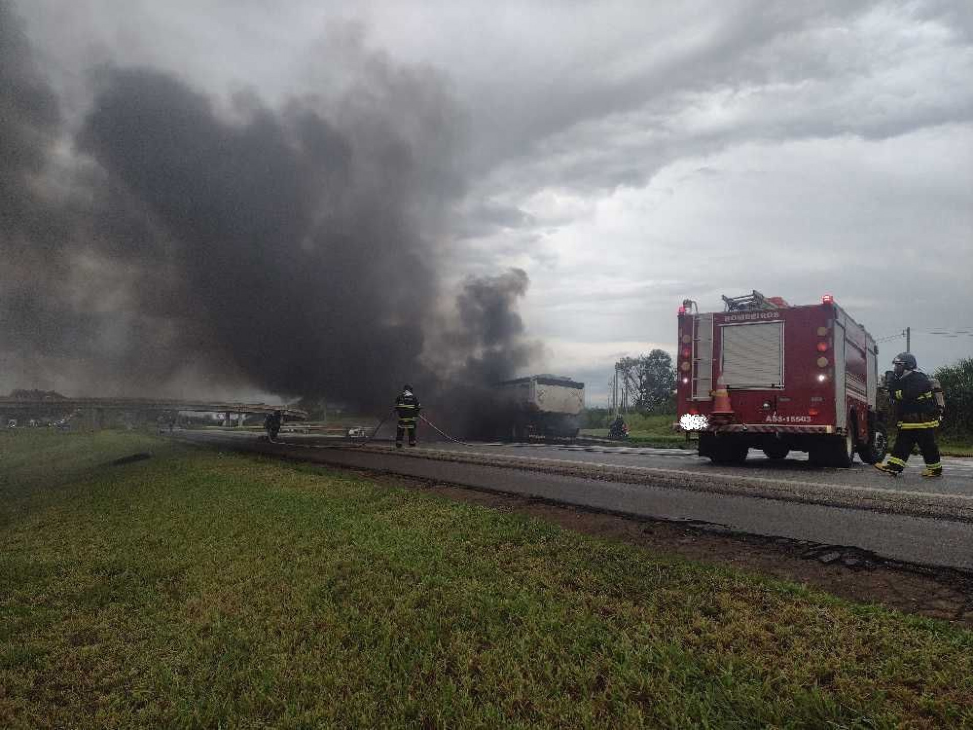 O Corpo de Bombeiros atua no combate as chamas