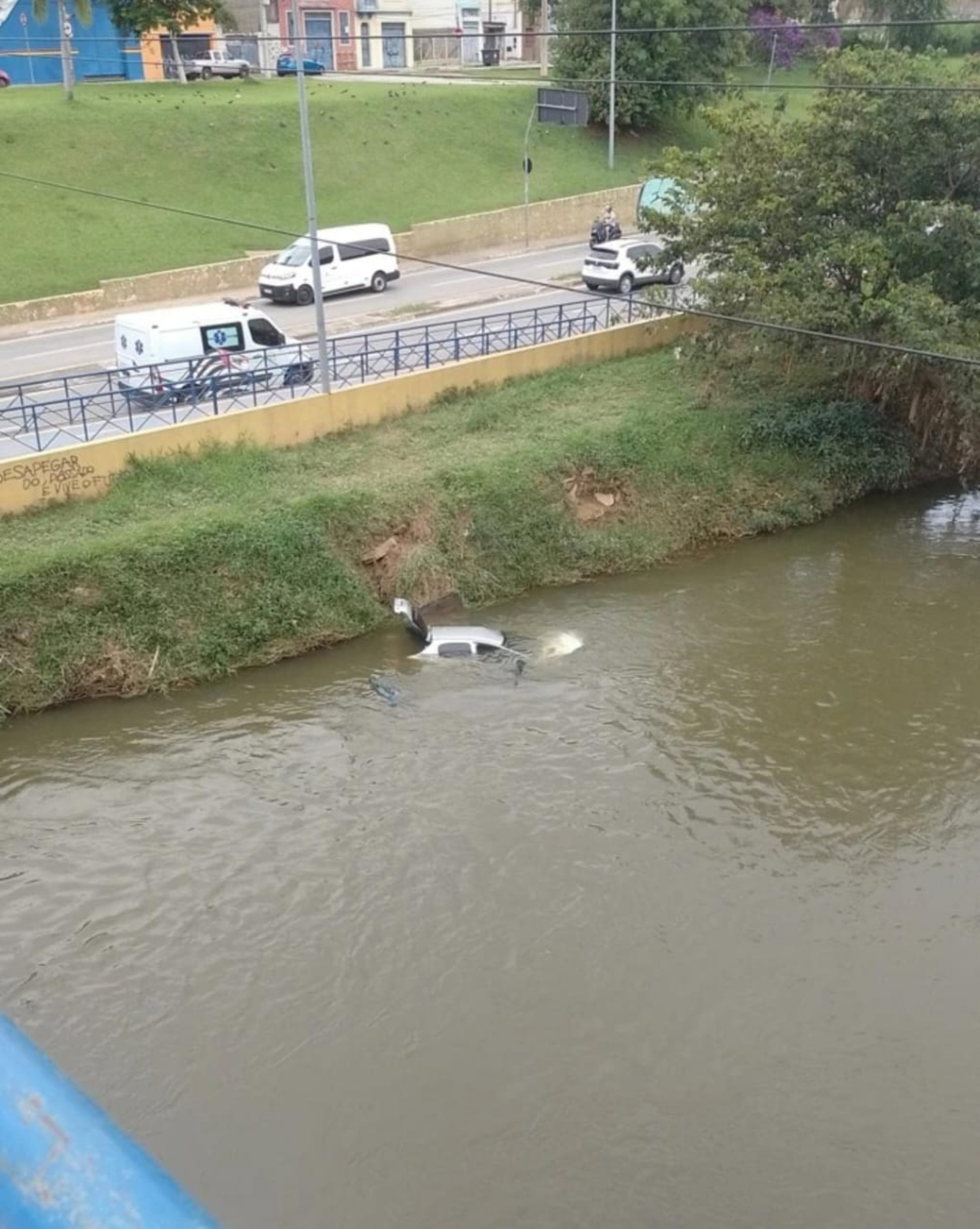 O carro ficou submerso no rio Sorocaba
