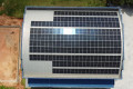 Painéis solares, instalados nos telhados, captam a luz solar gerando energia elétrica em corrente contínua  - DIVULGAÇÃO