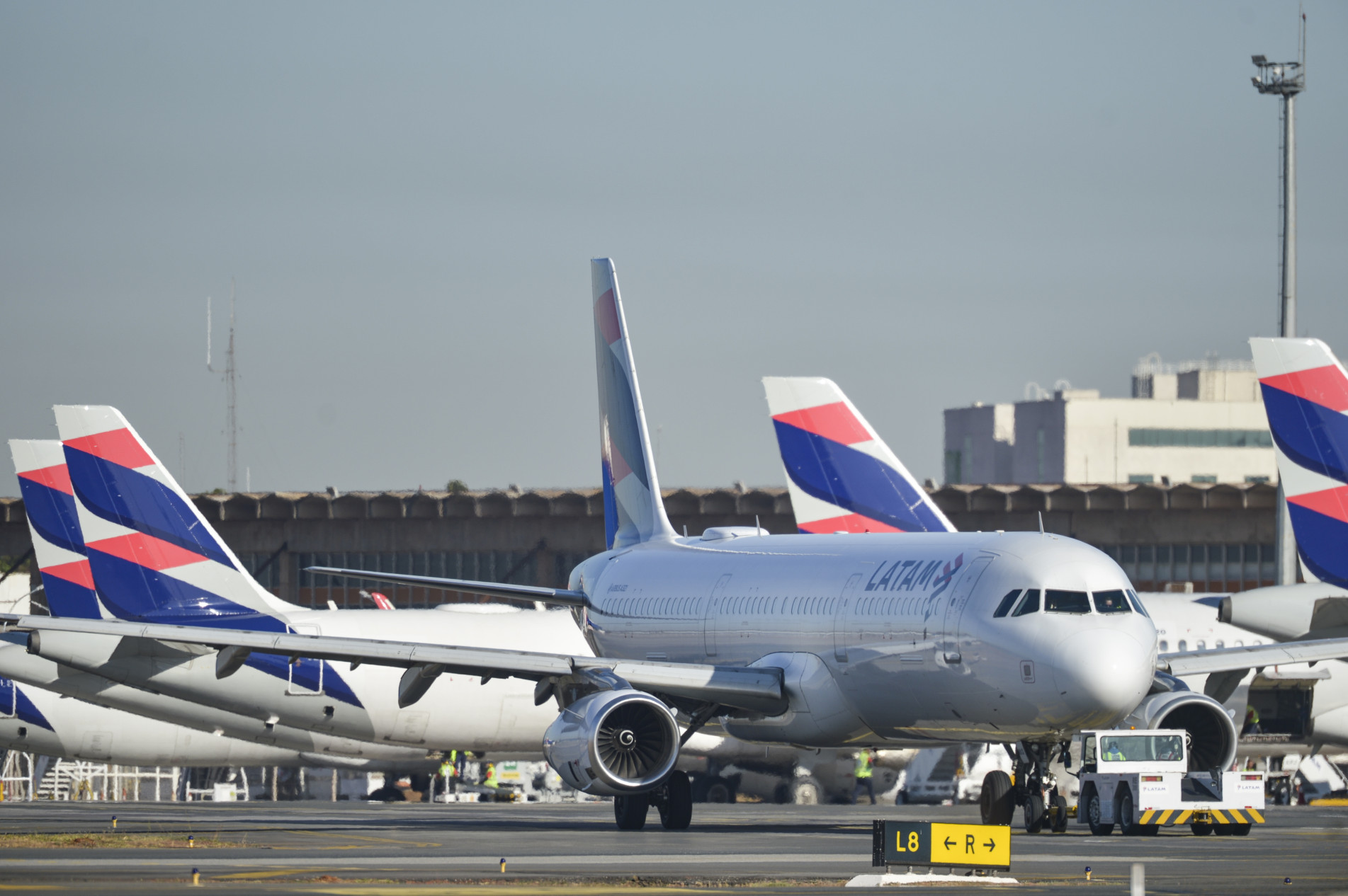 Passageiros prejudicados pelo cancelamento de voos da Latam e a Gol para a Argentiana poderão remarcar os voos para outras datas, sem custos adicionais 