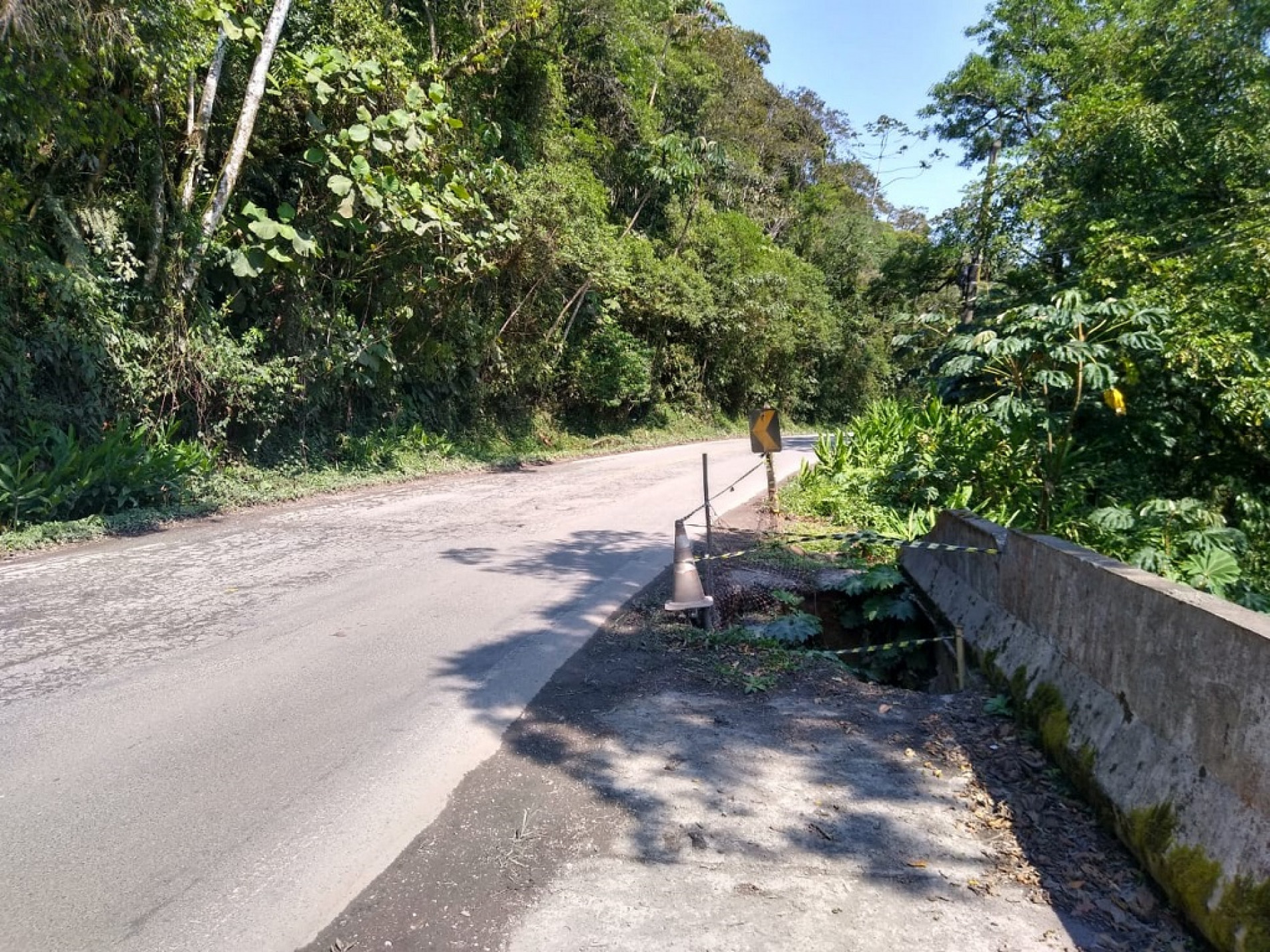 Rodovia Tenente Celestino Américo (trecho da SP-79), entre Tapiraí e Juquiá, está em péssimas condições
