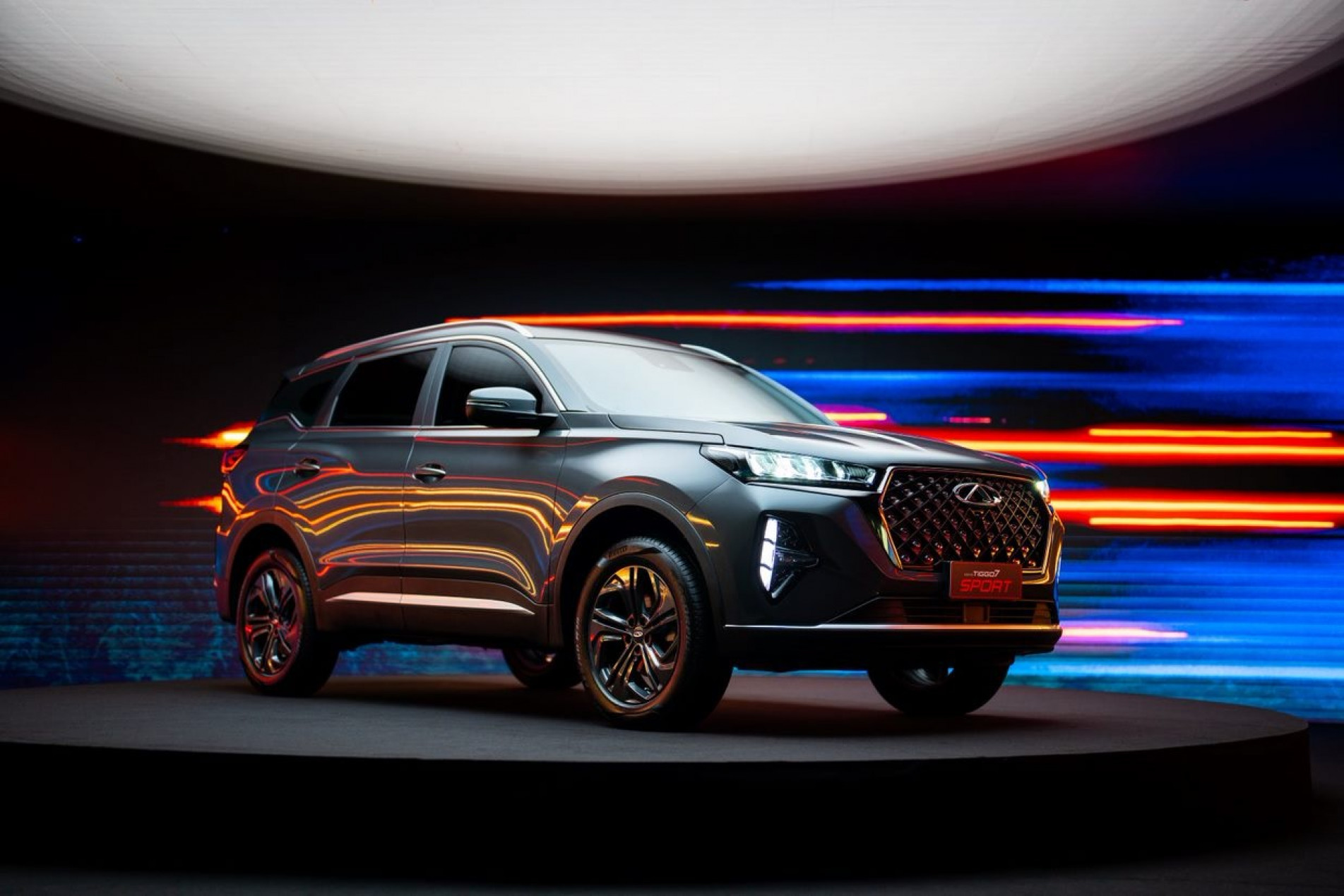 Novo Tiggo 7 Sport é equipado com faróis full led, faróis de neblina com assistência para curvas e setas em led nos retrovisores