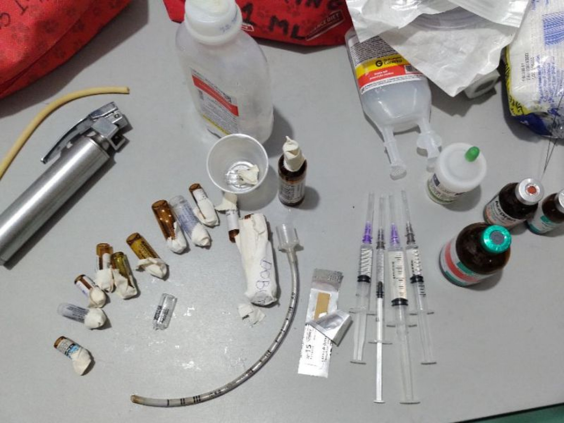 Polícia apreendeu medicamentos vencidos e armazenados de forma incorreta na escola profissionalizante onde o rapaz lecionava