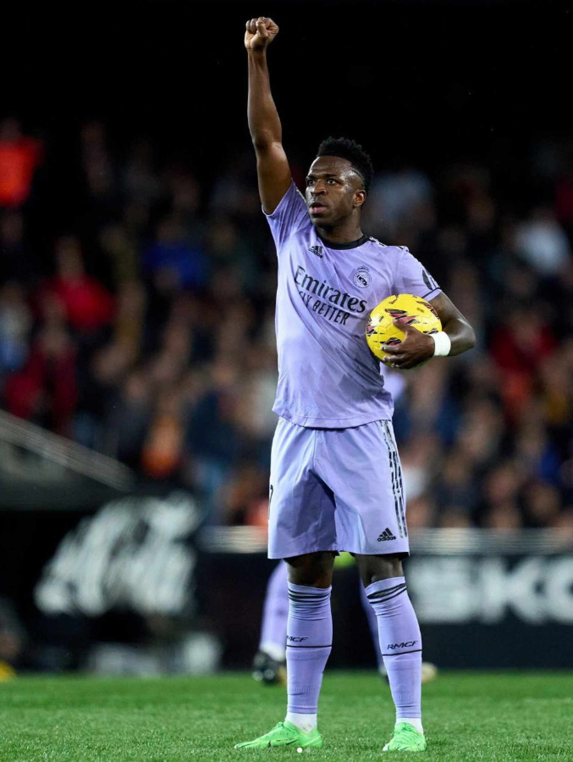 Alvo de xingamentos j&aacute; dentro do campo, Vin&iacute;cius J&uacute;nior era provocado todo o tempo