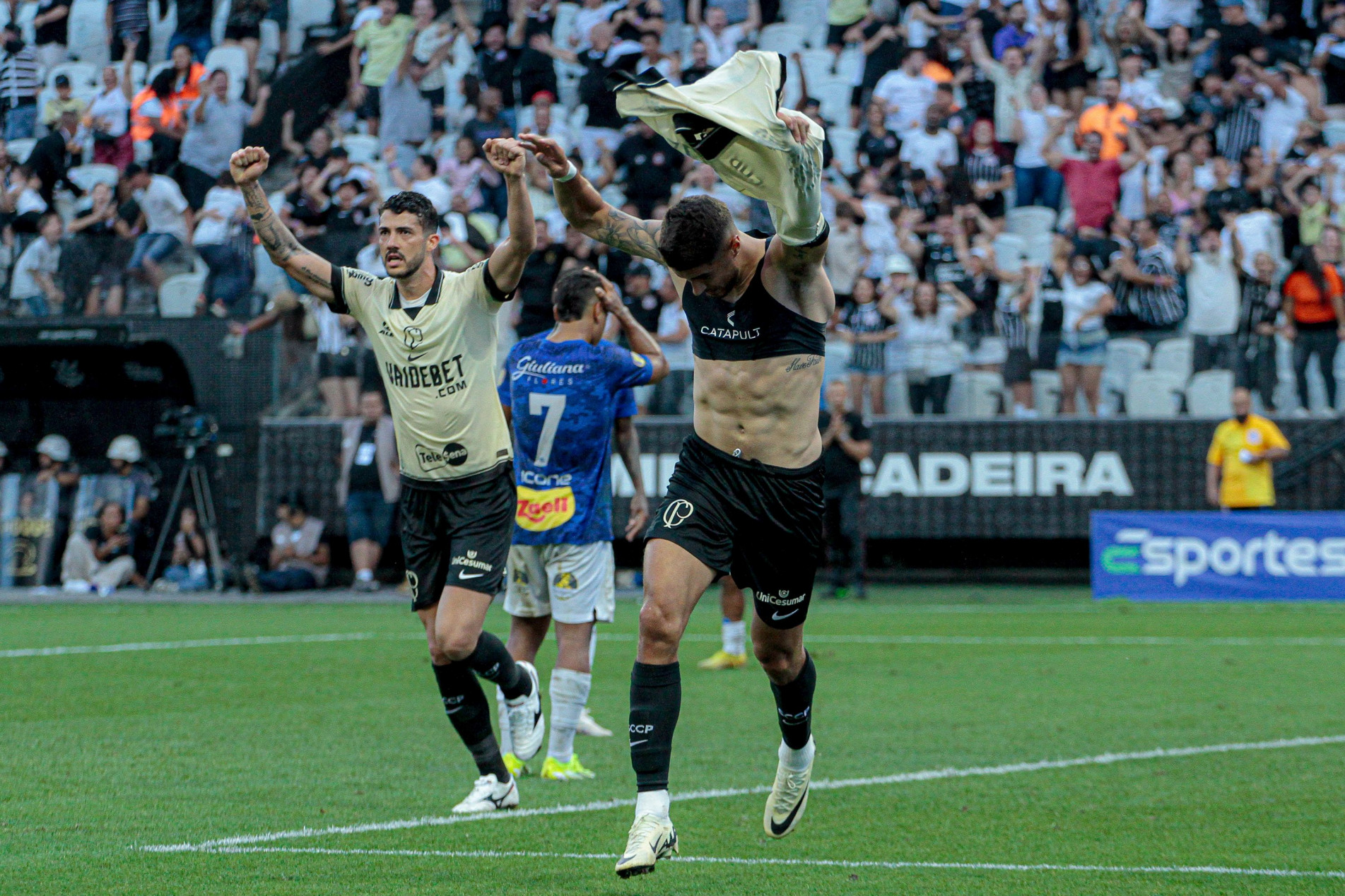 Pedro Raul comemora ao marcar o terceiro gol da equipe 
