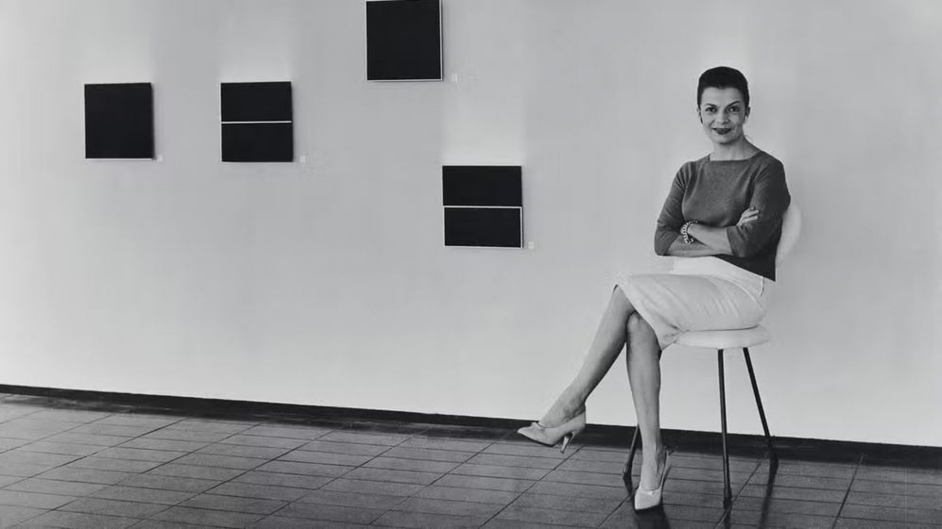 Artista mineira em frente de suas obras 