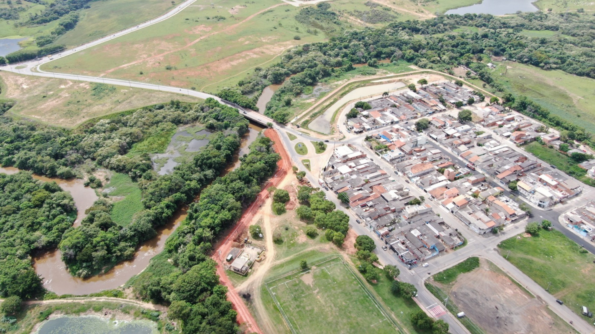 Ele se inicia no entroncamento com a ponte que interliga o Parque Vit&oacute;ria R&eacute;gia 2 e a Avenida General Motors