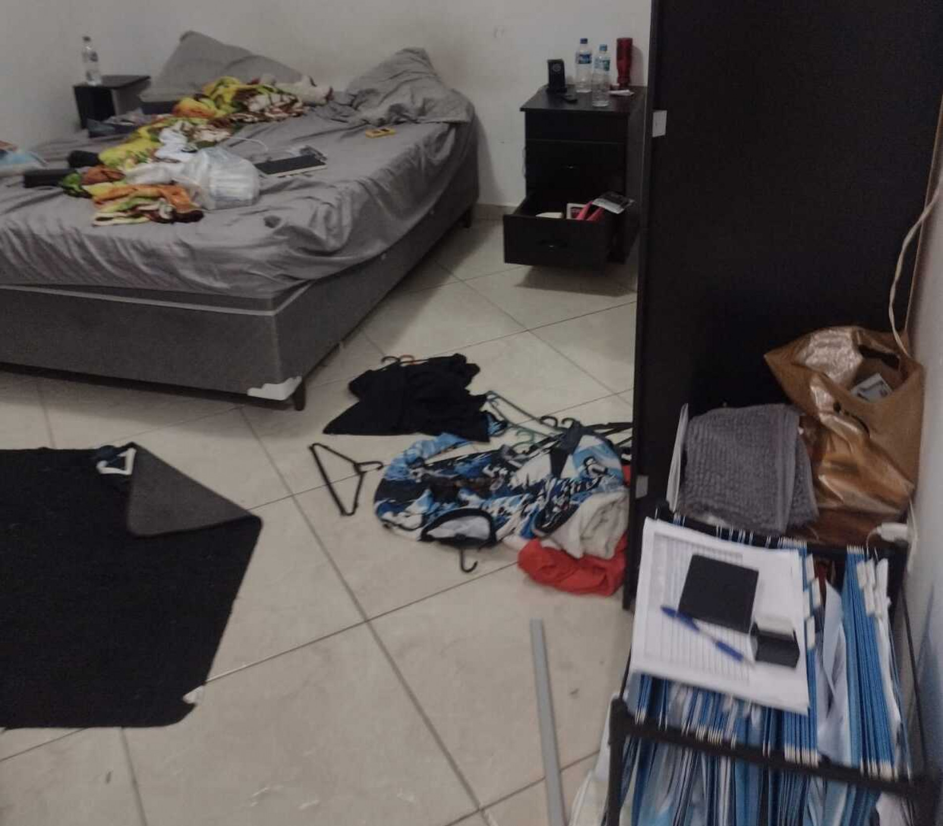Criminosos invadiram duas casas localizadas no mesmo terreno 