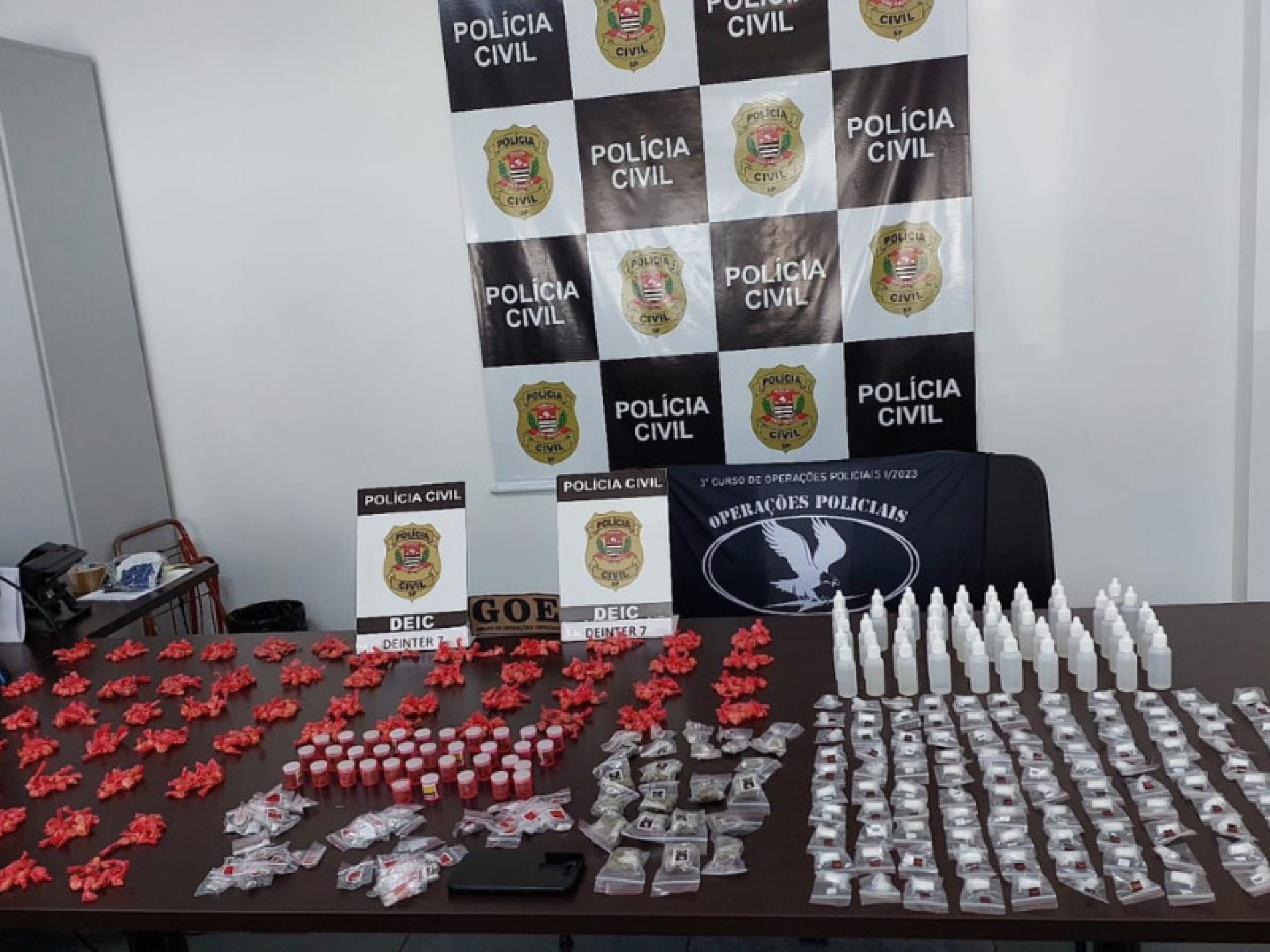 Durante uma das ações, foram apreendidos 49 frascos de lança perfume, 625 pedras de crack, 127 porções de cocaína e 107 porções de maconha, prontas para a venda