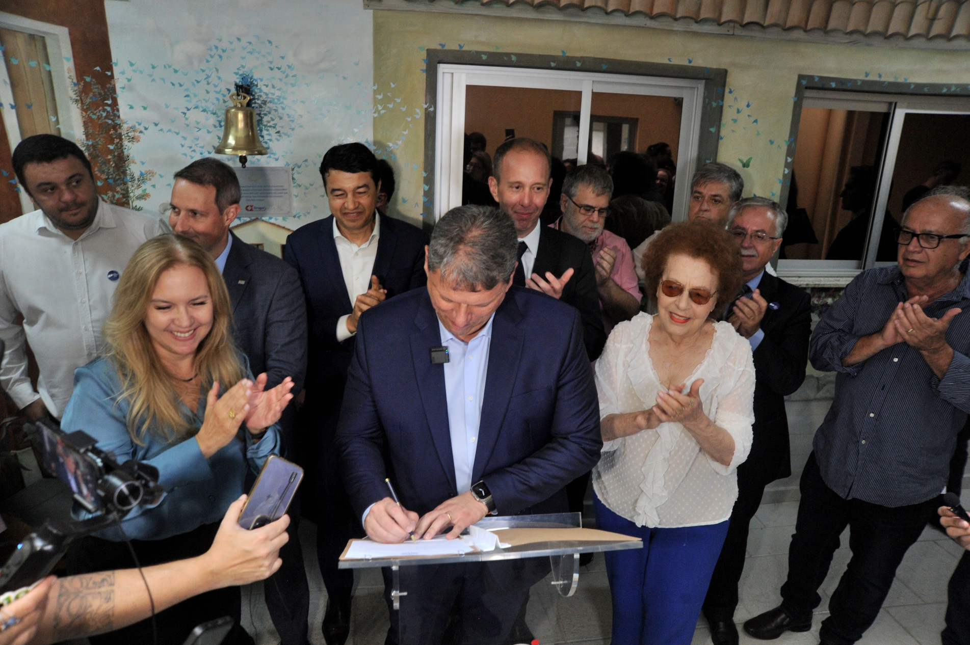 Tarcísio de Freitas (Republicanos) foi recepcionado por Maria Lúcia Neiva de Lima e Gláucia Blazeck, presidente e vice-presidente do Gpaci, respectivamente 