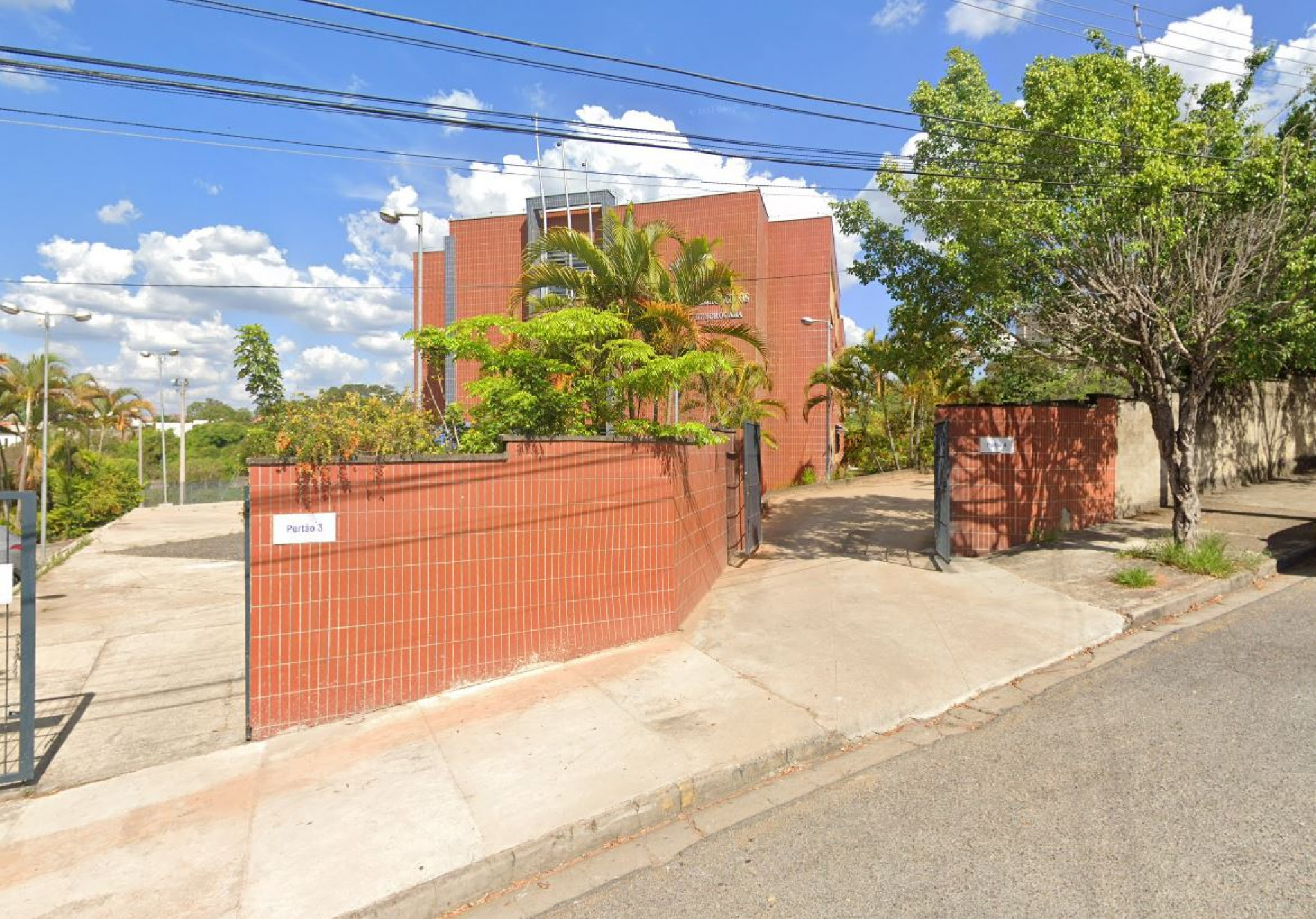 A Diretoria de Ensino de Sorocaba está localizada na Rua Manoel Gomes dos Santos Neto, 45, Jardim Pagliato