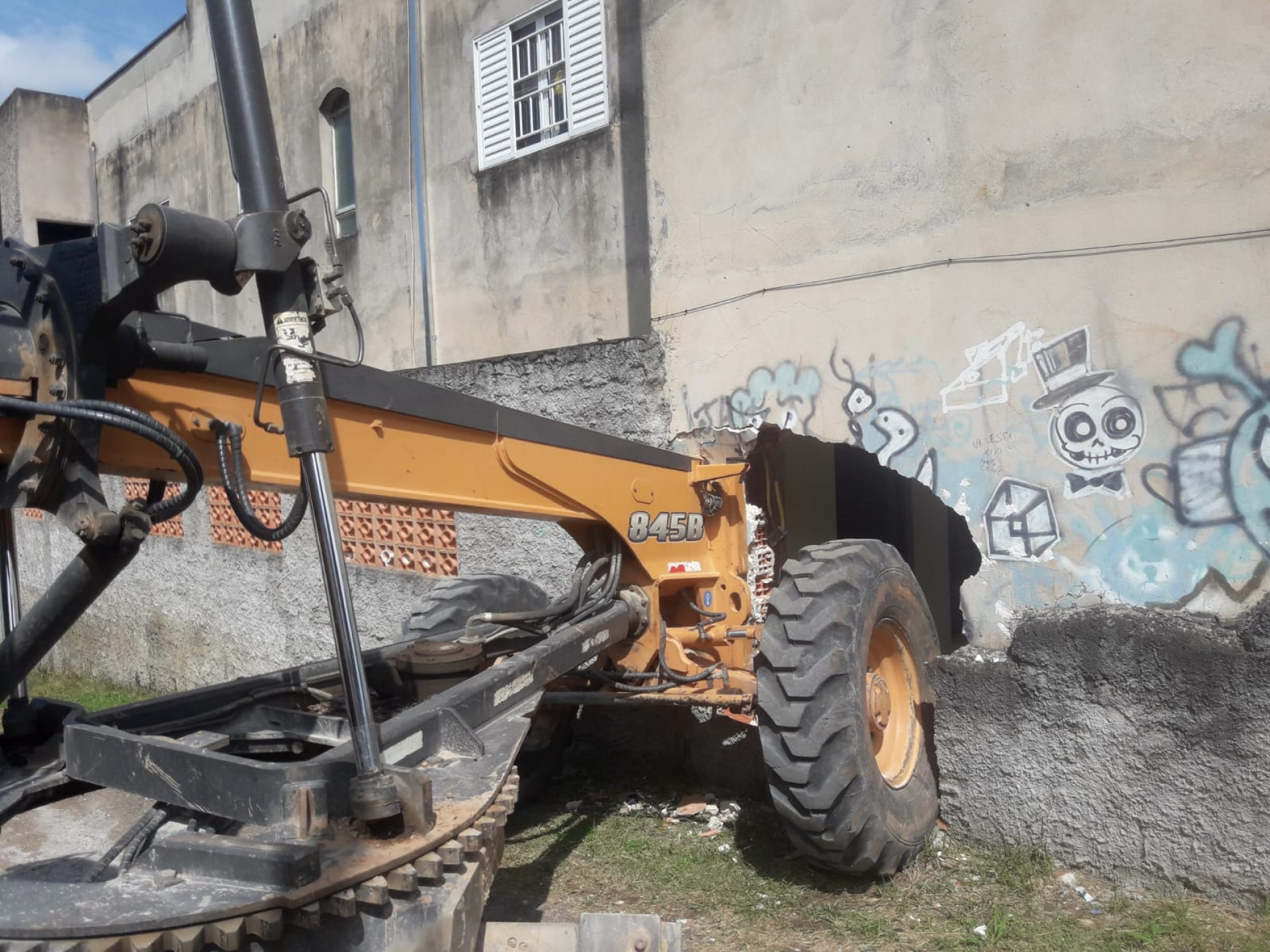 Máquina bateu no muro de uma casa no bairro da ChaveD