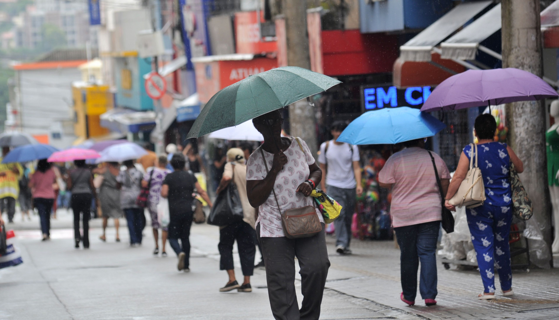 O acumulado de chuvas no período deve variar entre 20 e 30 milímetros por hora ou até 50 mm por dia 