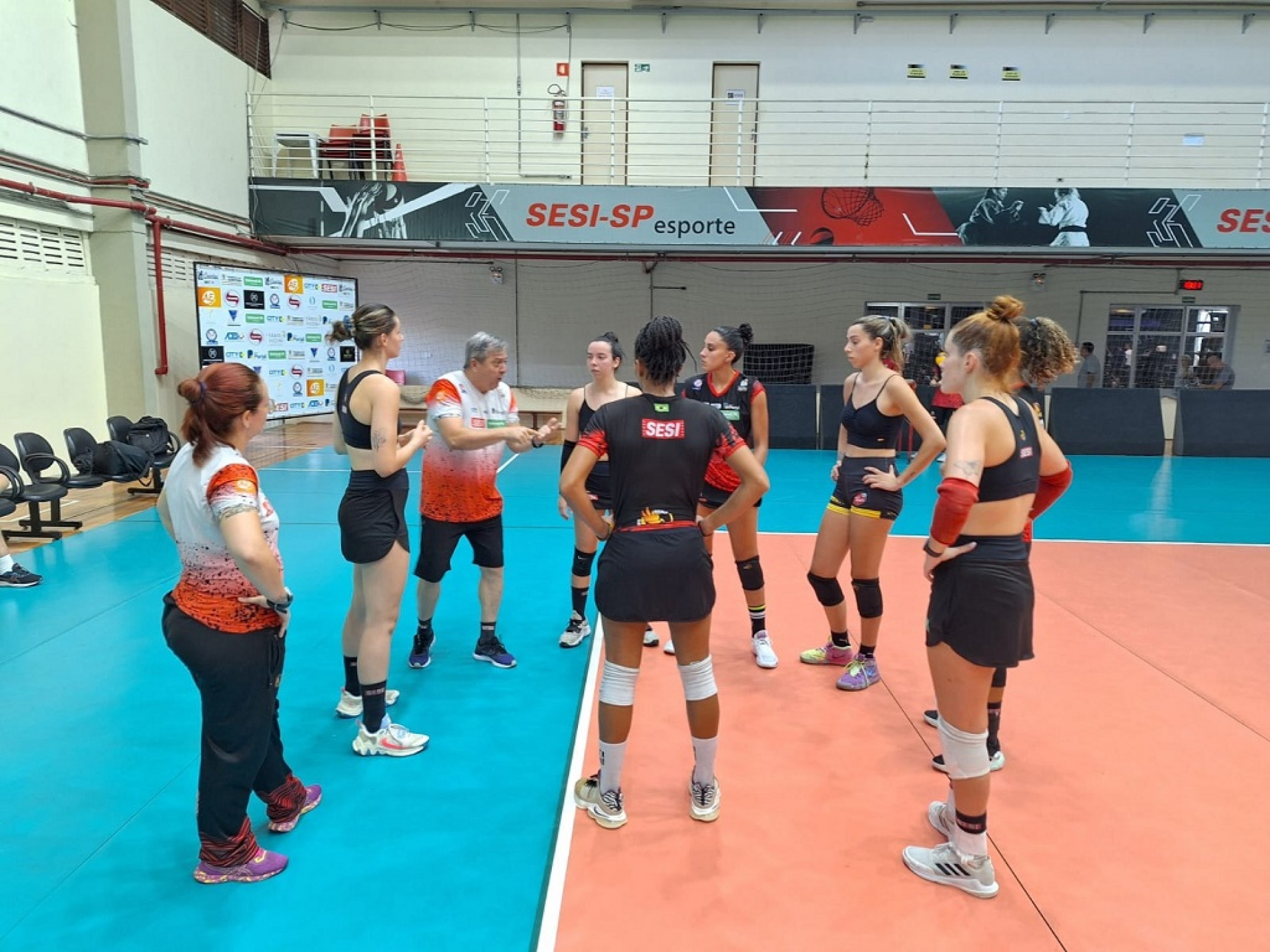 Técnico Clóvis Granado definiu com as jogadoras as estratégias para a partida   

