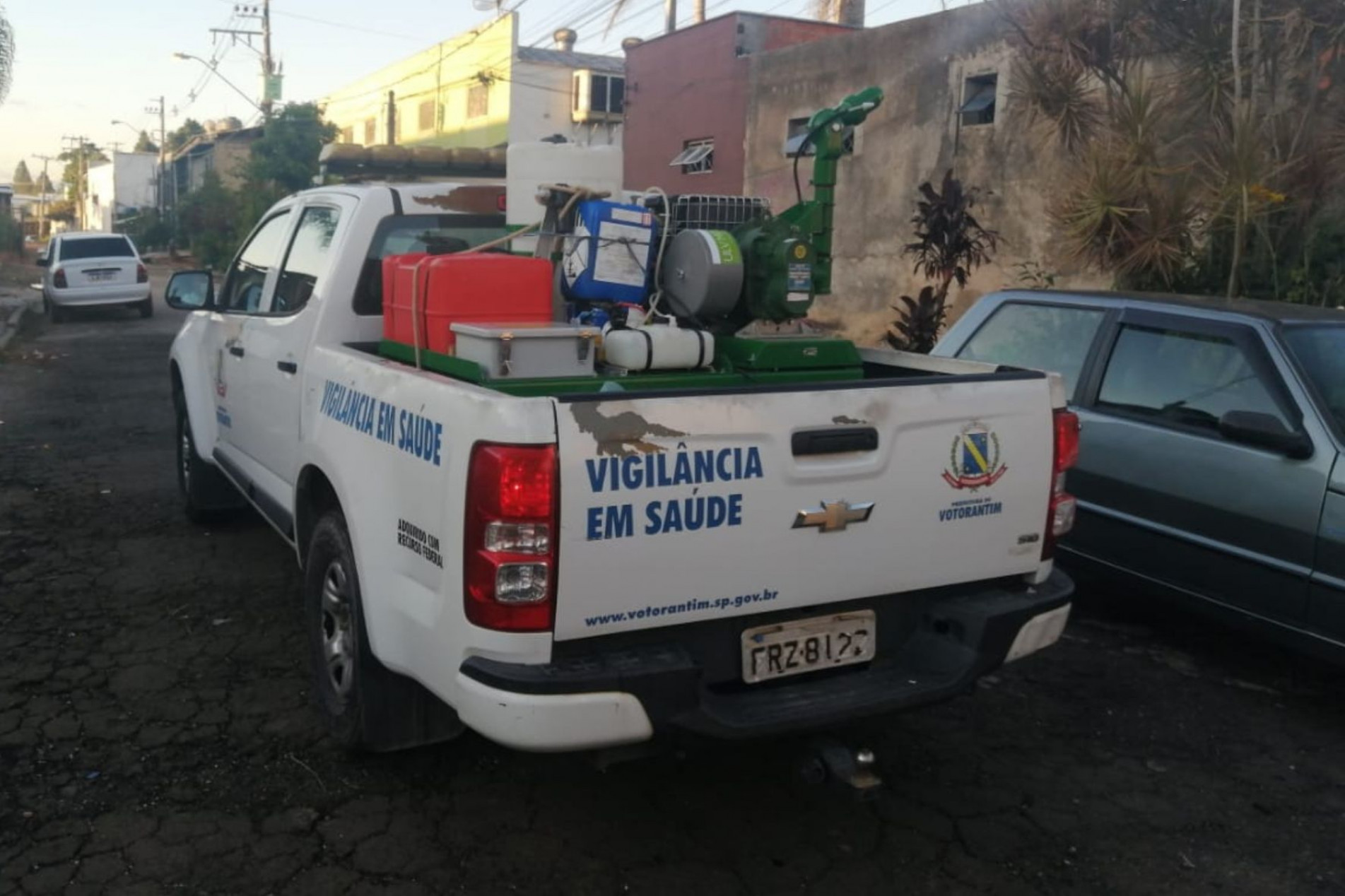 O equipamento presente na carroceria de uma camionete emite uma 