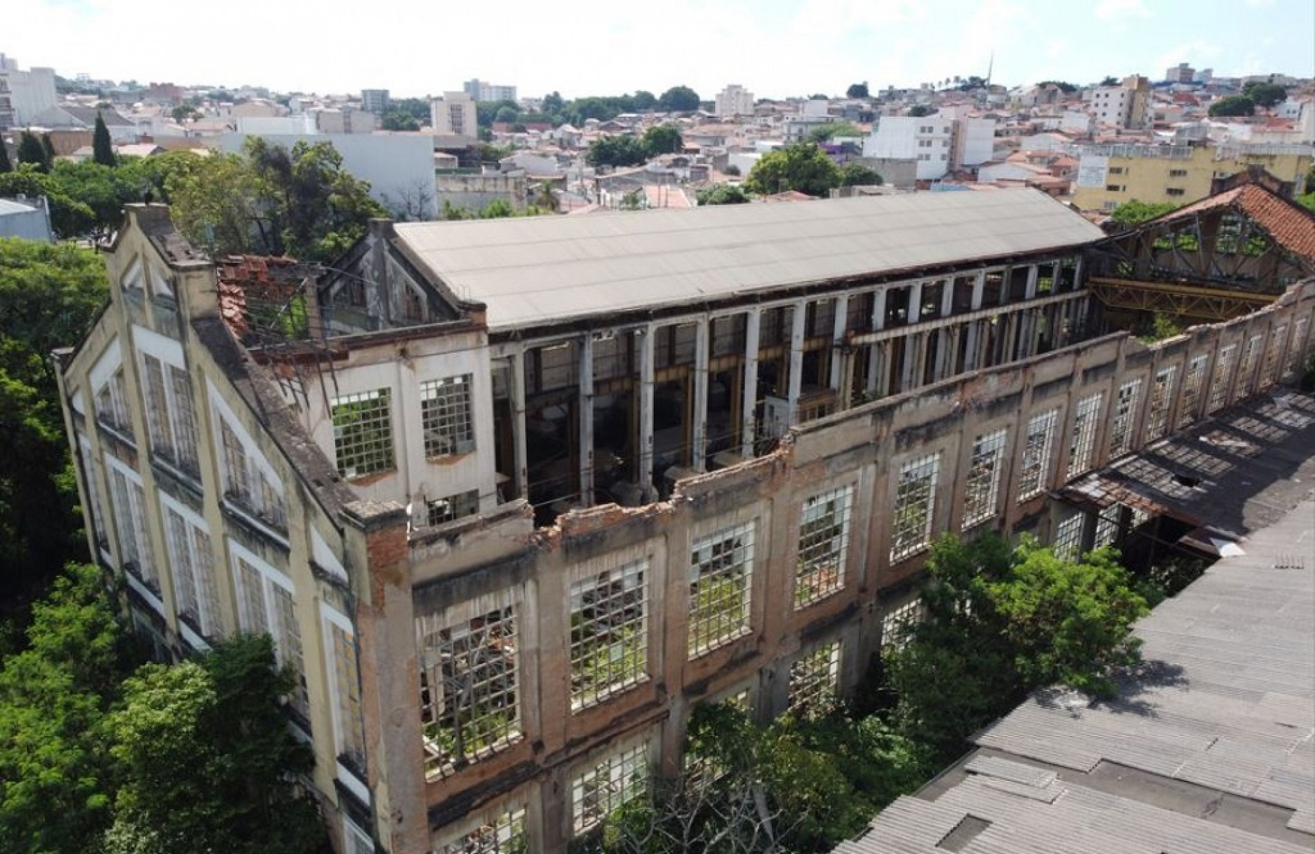 Parte dos prédios das oficinas da EFS está em péssimas condições