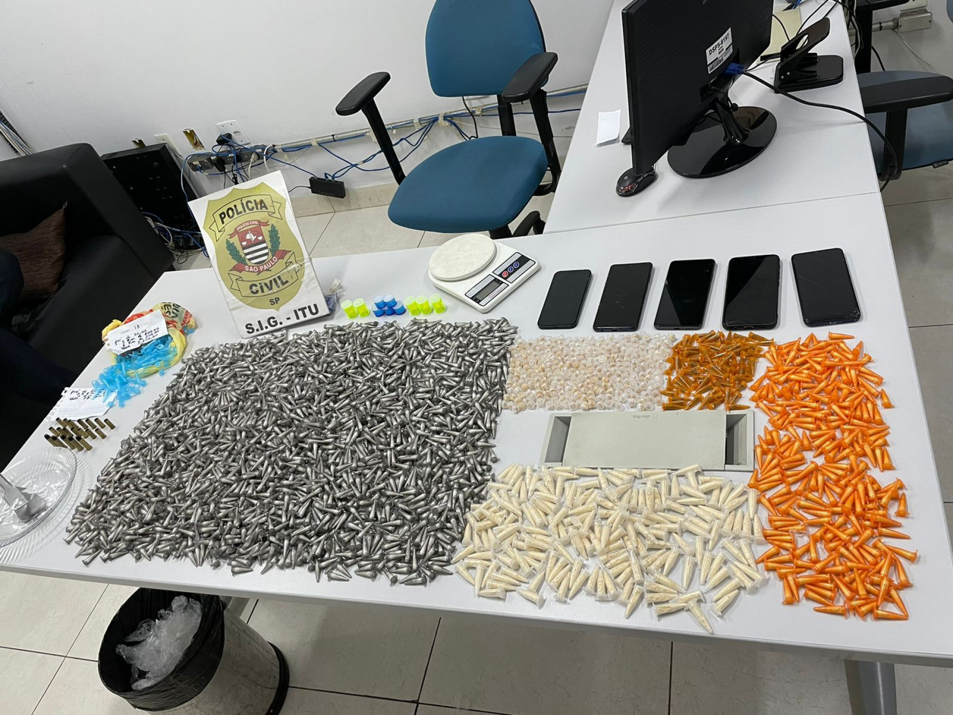 Mais de 10 quilos de drogas foram apreendidos