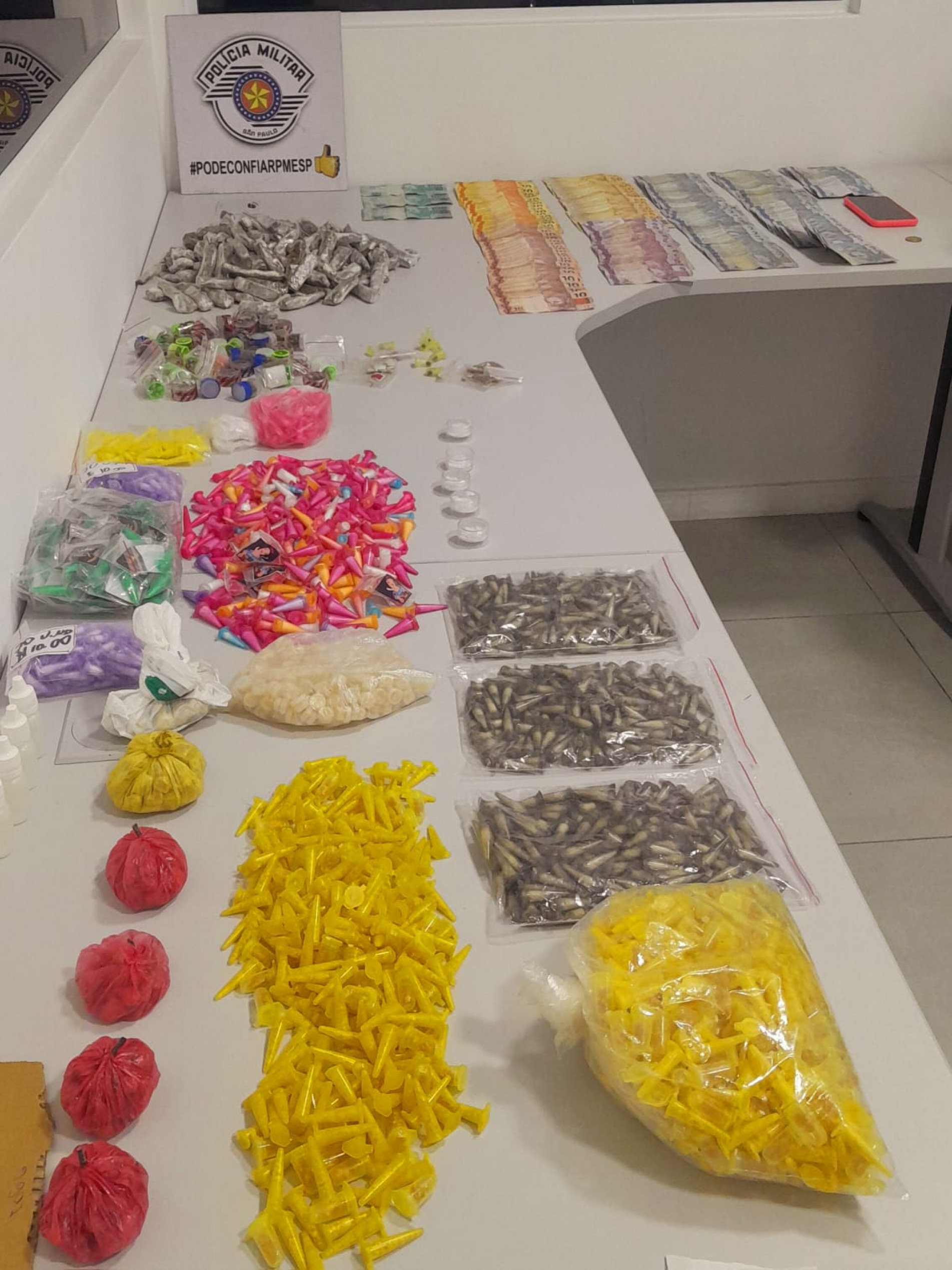 Entre as drogas encontradas estão maconha, crack e cocaína