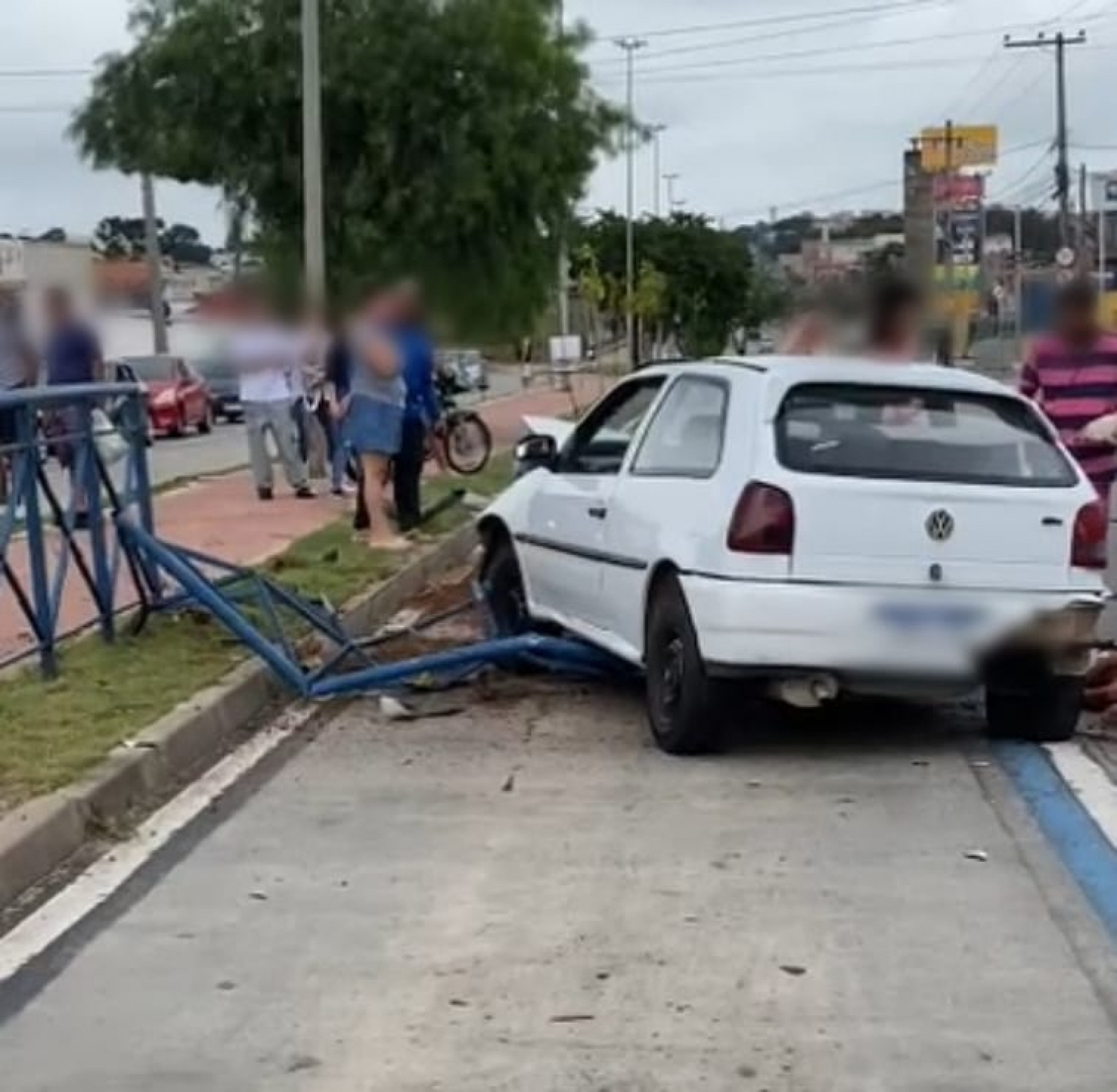 Parte da grade da ciclovia também ficou destruída