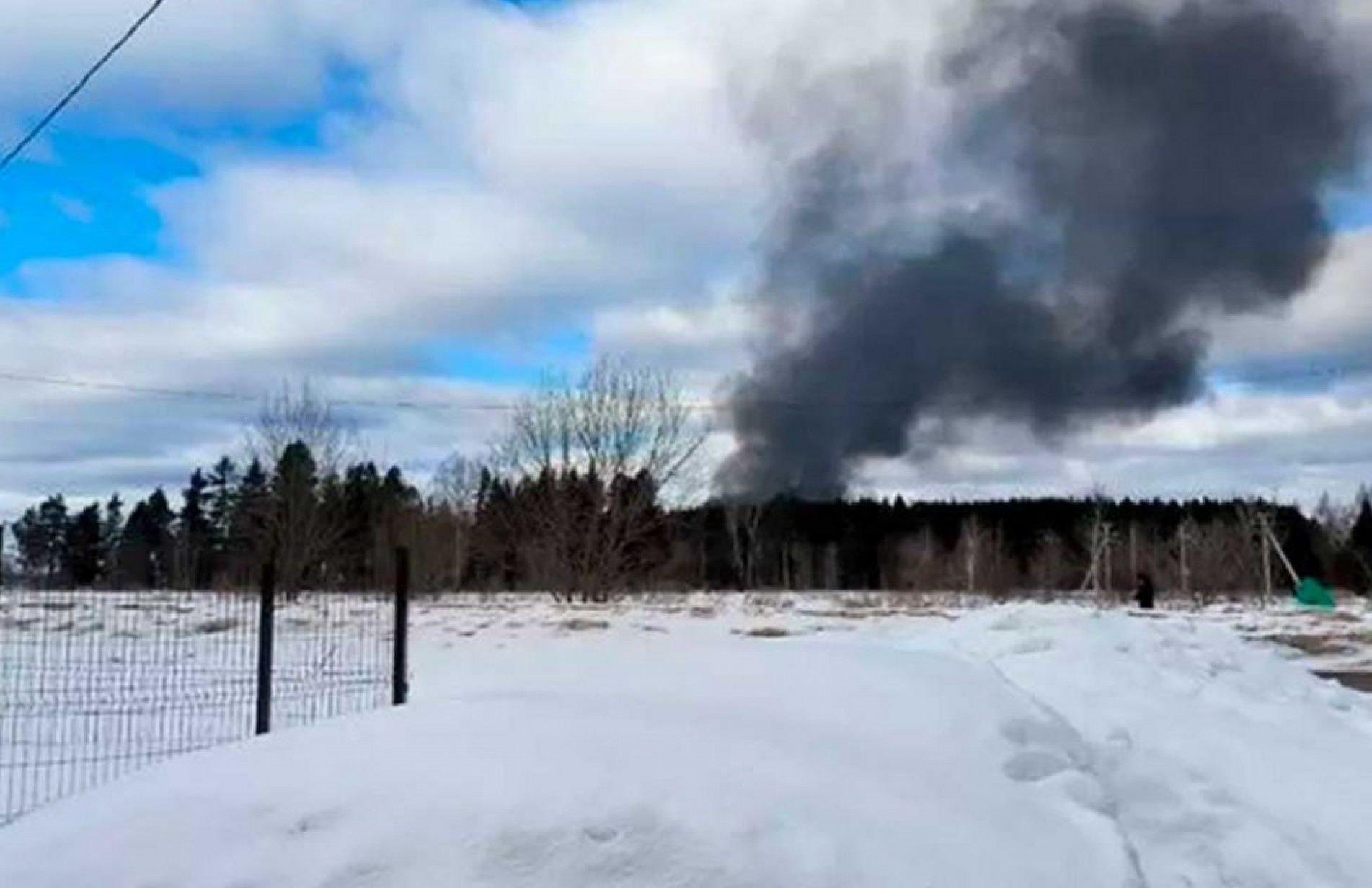 Avião de carga com 15 tripulantes cai em Moscou