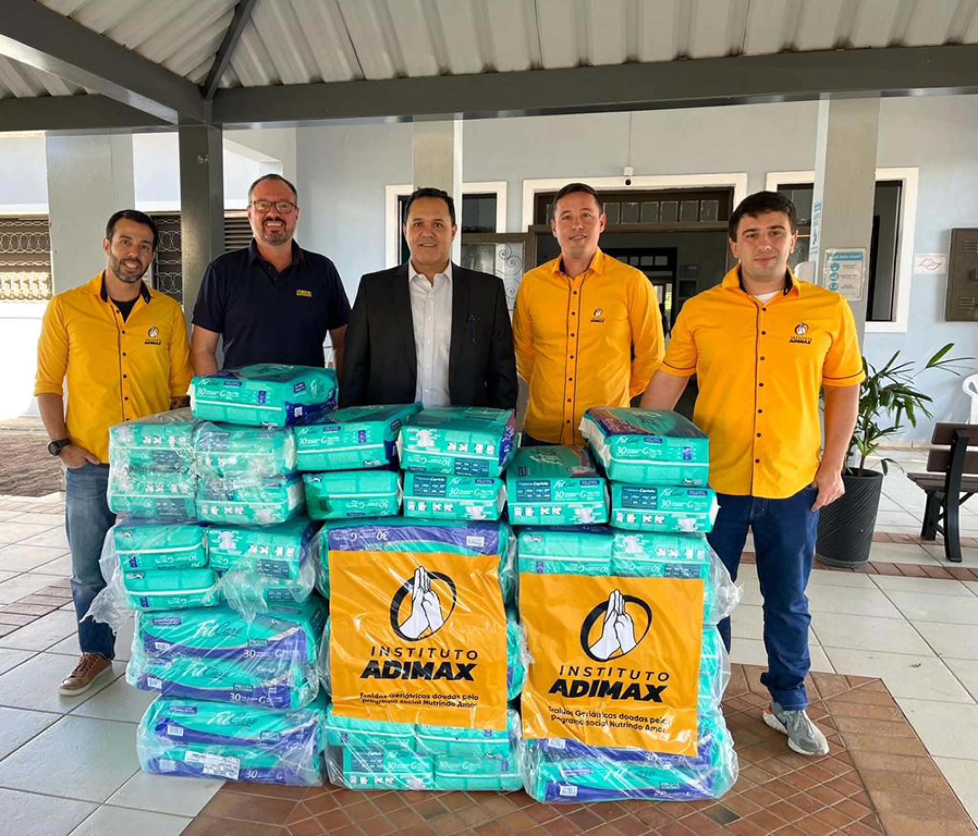 André Sano, Valdir Buffo, Gustavo Campanati, Thiago Pereira e Vinicius Giannini, durante a entrega da doação