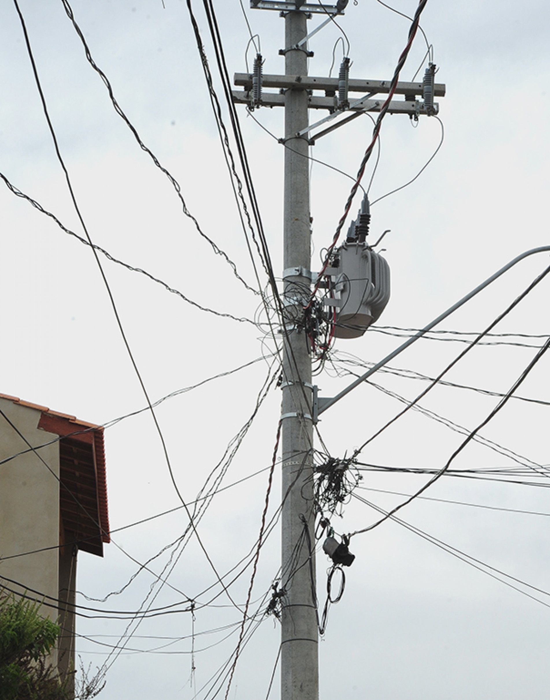 Foco da matéria era fiação excedente ou sem uso nos postes
