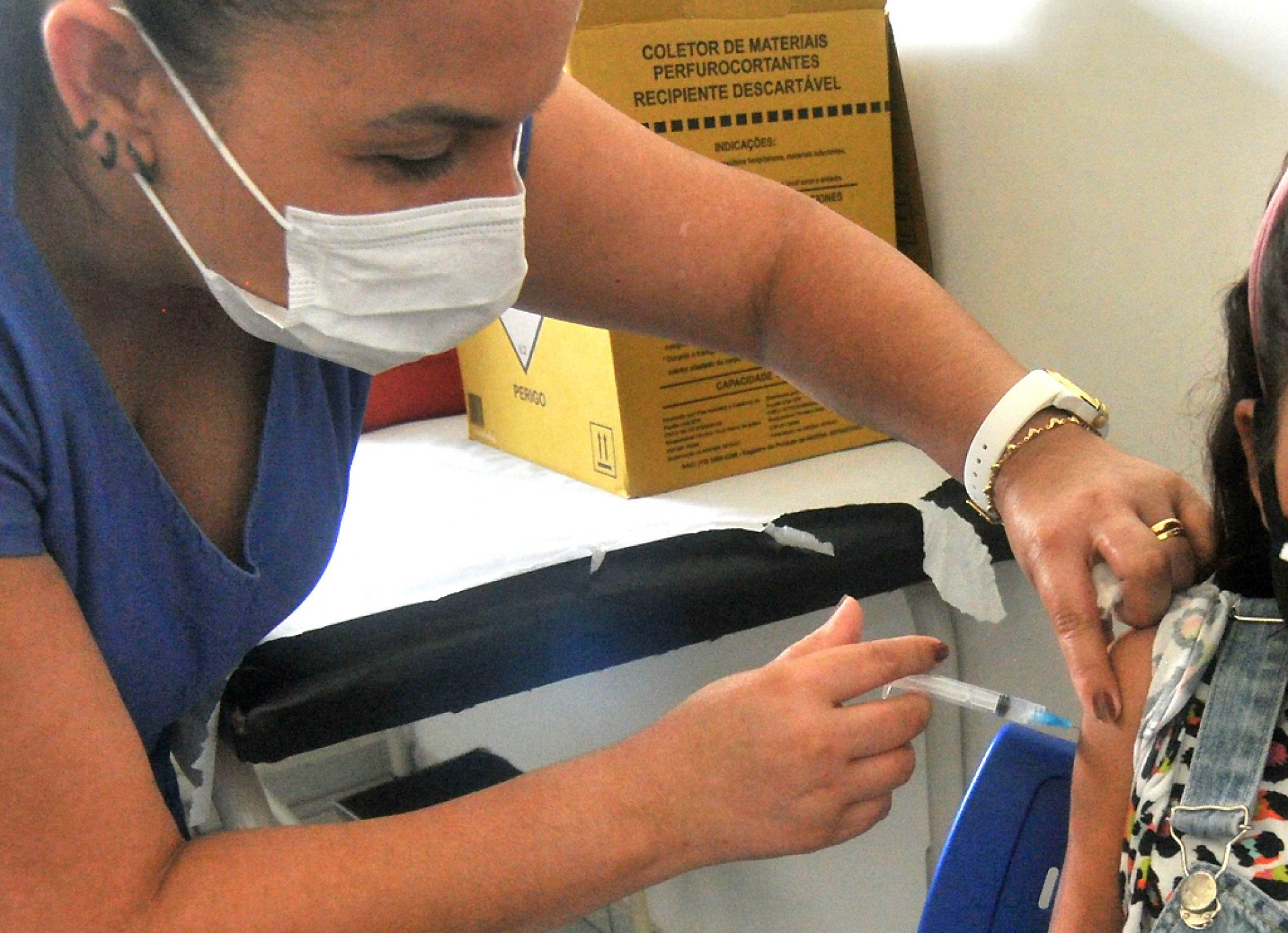 Crianças precisam estar acompanhadas dos pais para poder vacinar