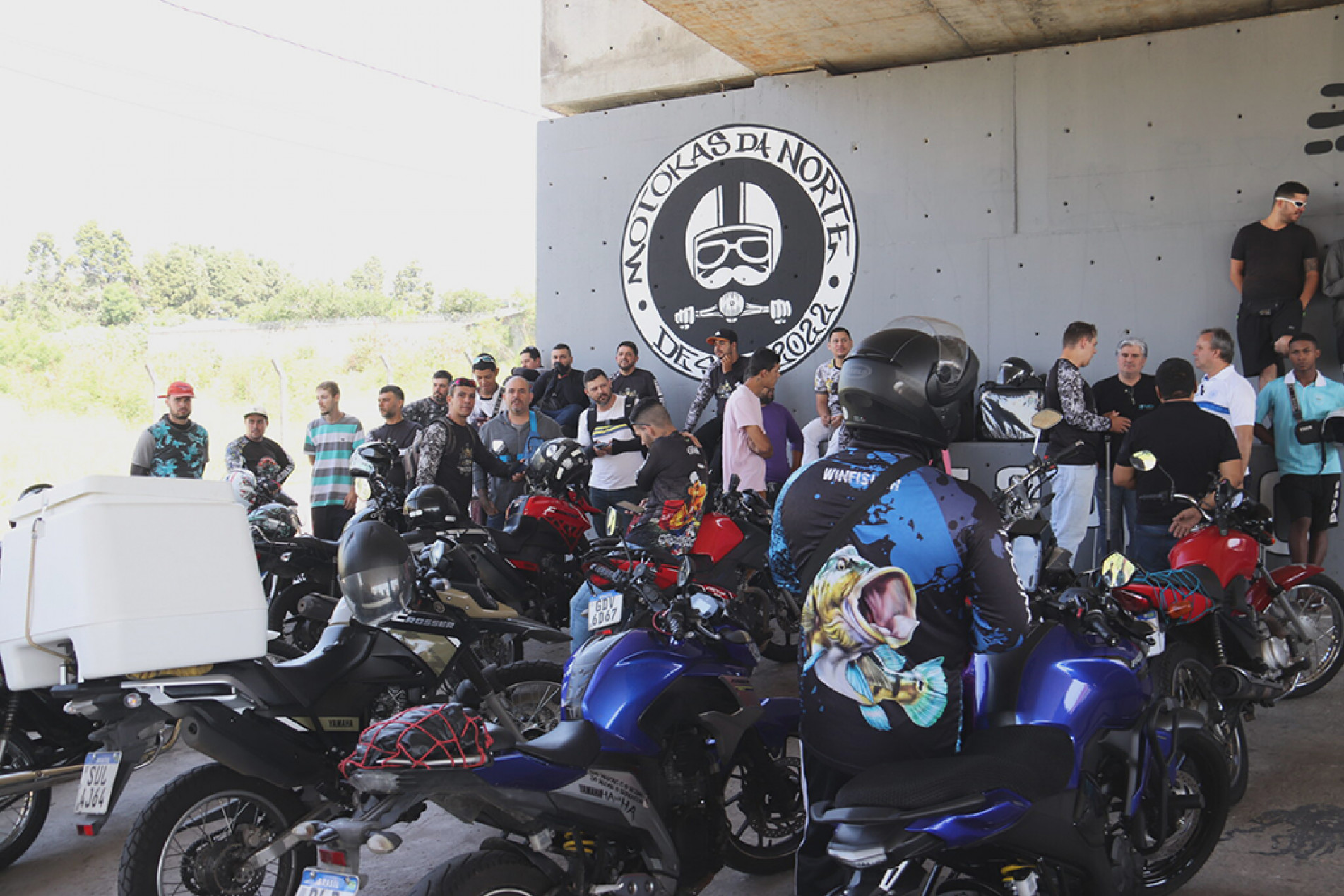 Espaço para descanso e refeição, além de dispositivos para recarga de bateria para celulares e banheiros feminino e masculino