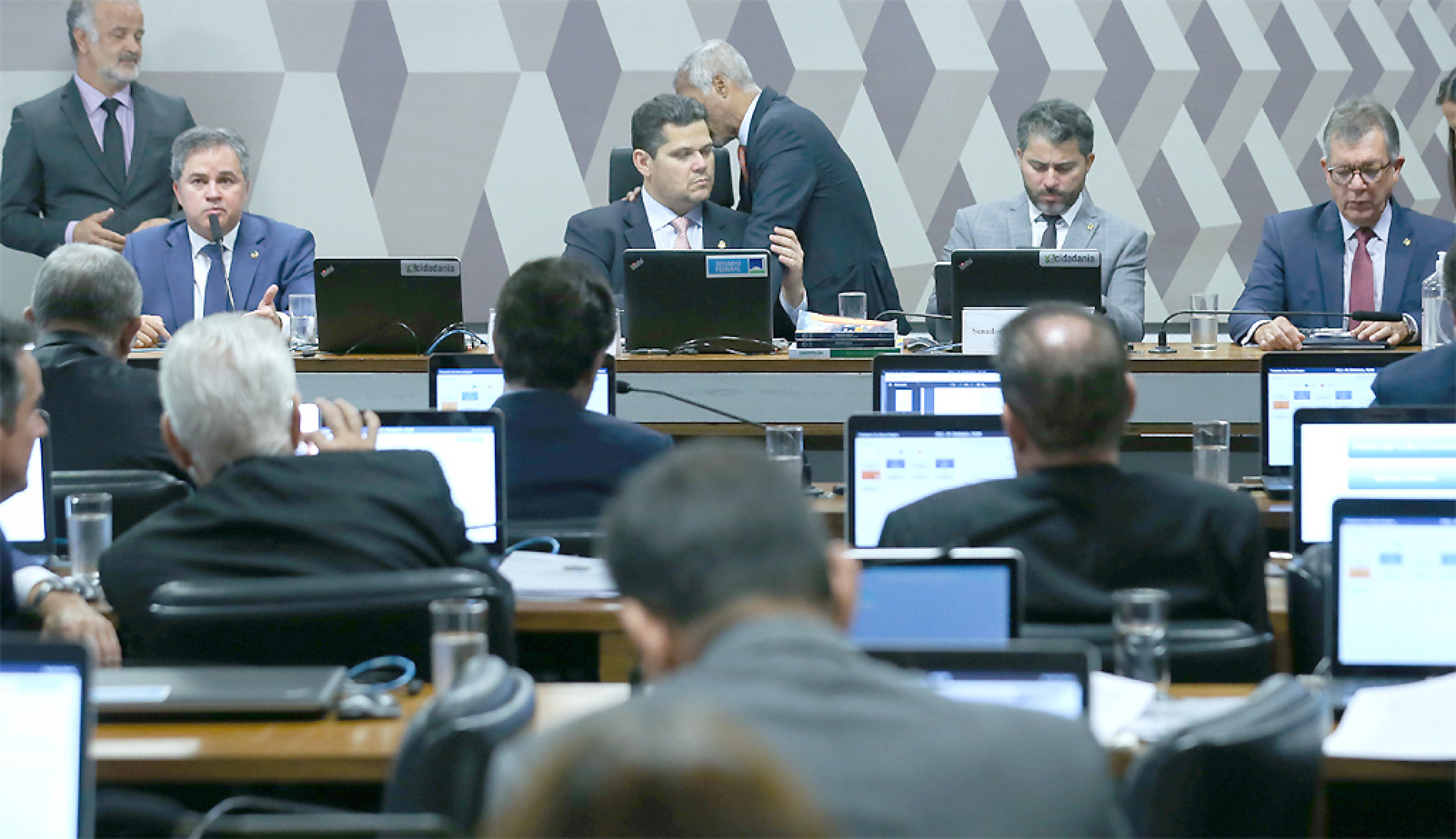 A Comissão de Constituição e Justiça (CCJ) do Senado aprovou ontem (13), por 23 votos a 4, a Proposta de Emenda à Constituição (PEC) que criminaliza o porte de drogas.