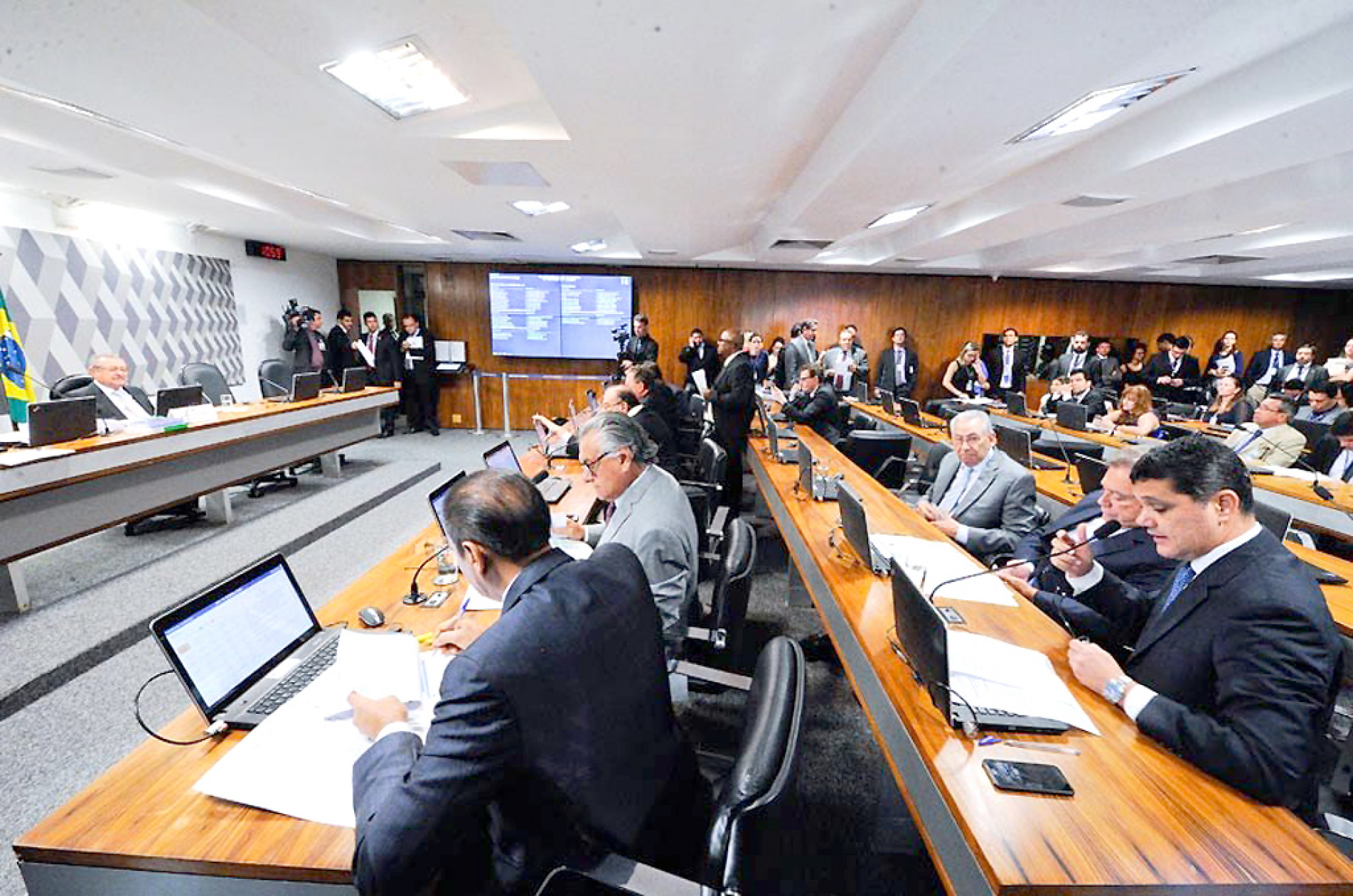 Comissão de Constituição e Justiça fez votação simbólica sobre o tema
