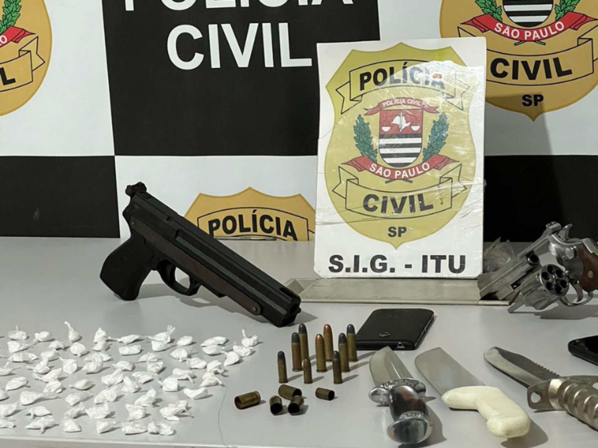 Em Itu, os detidos foram presos por tráfico de drogas, associação para o tráfico e posse irregular de arma de fogo; em Sorocaba, por tráfico de drogas