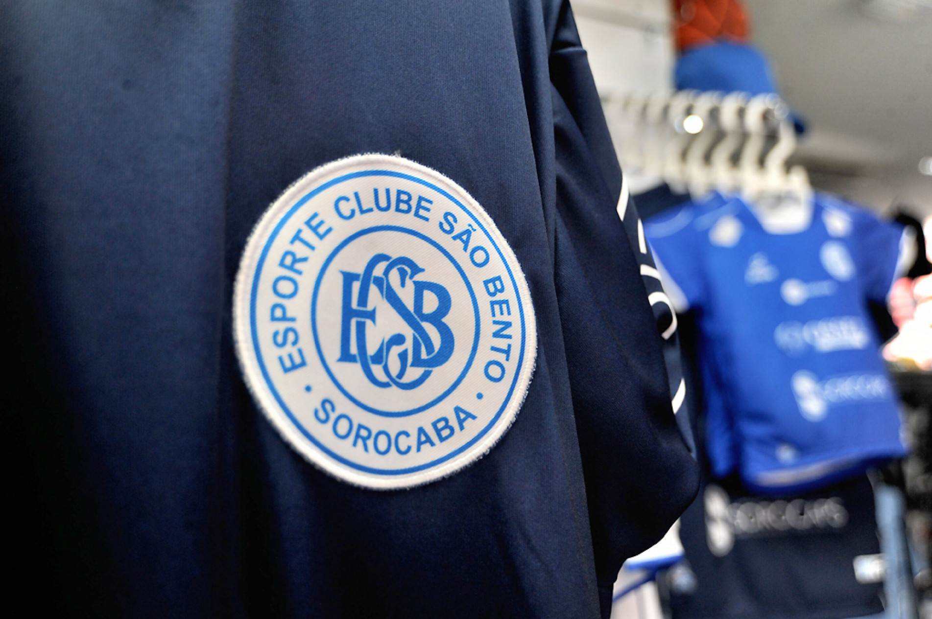 Lojas de material esportivo aproveitam a boa fase do Azulão para exibir as camisas oficiais aos clientes torcedores