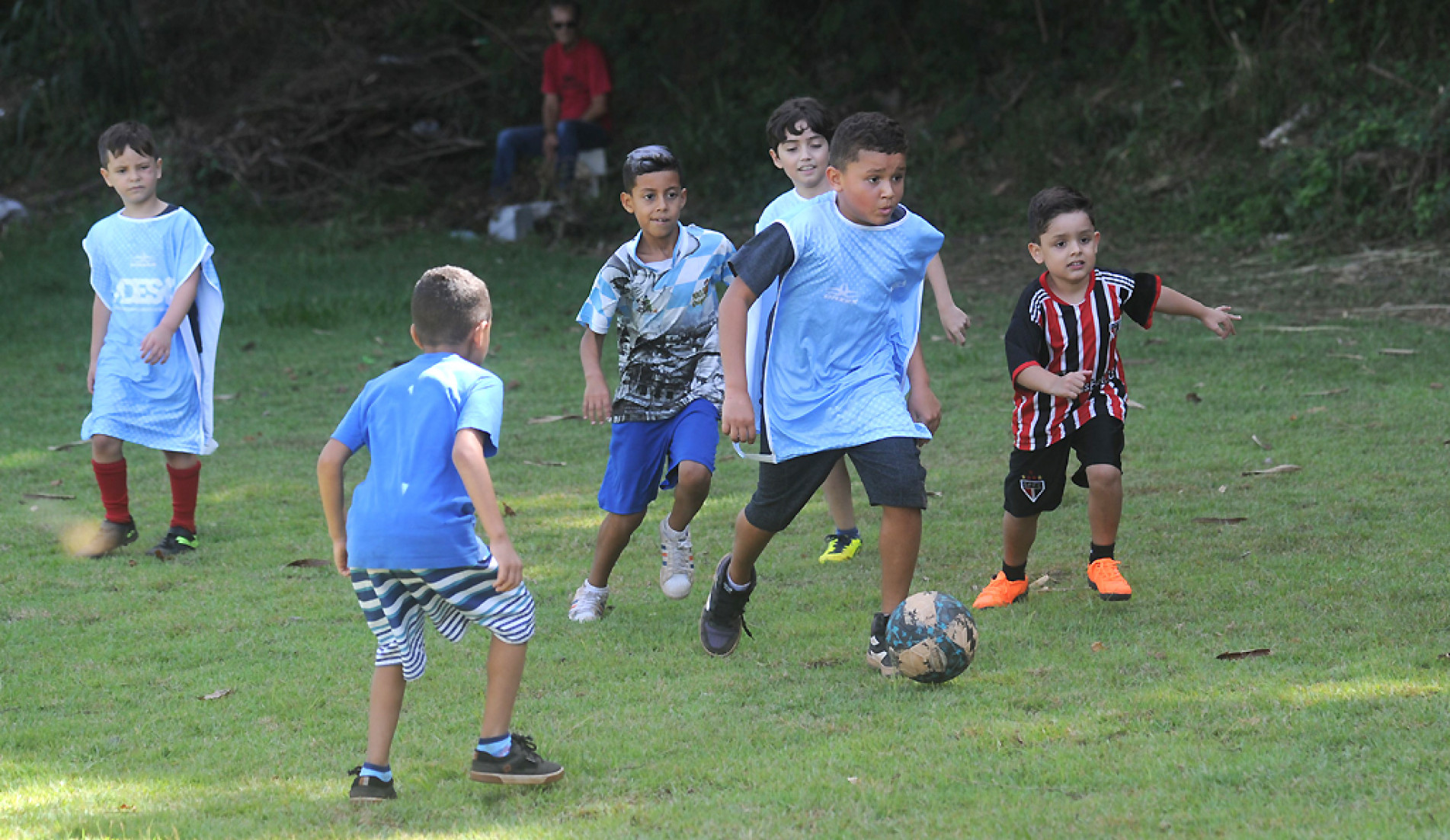 Além de aprender o esporte, as aulas também proporcionam desenvolvimento físico, emocional e social dos alunos