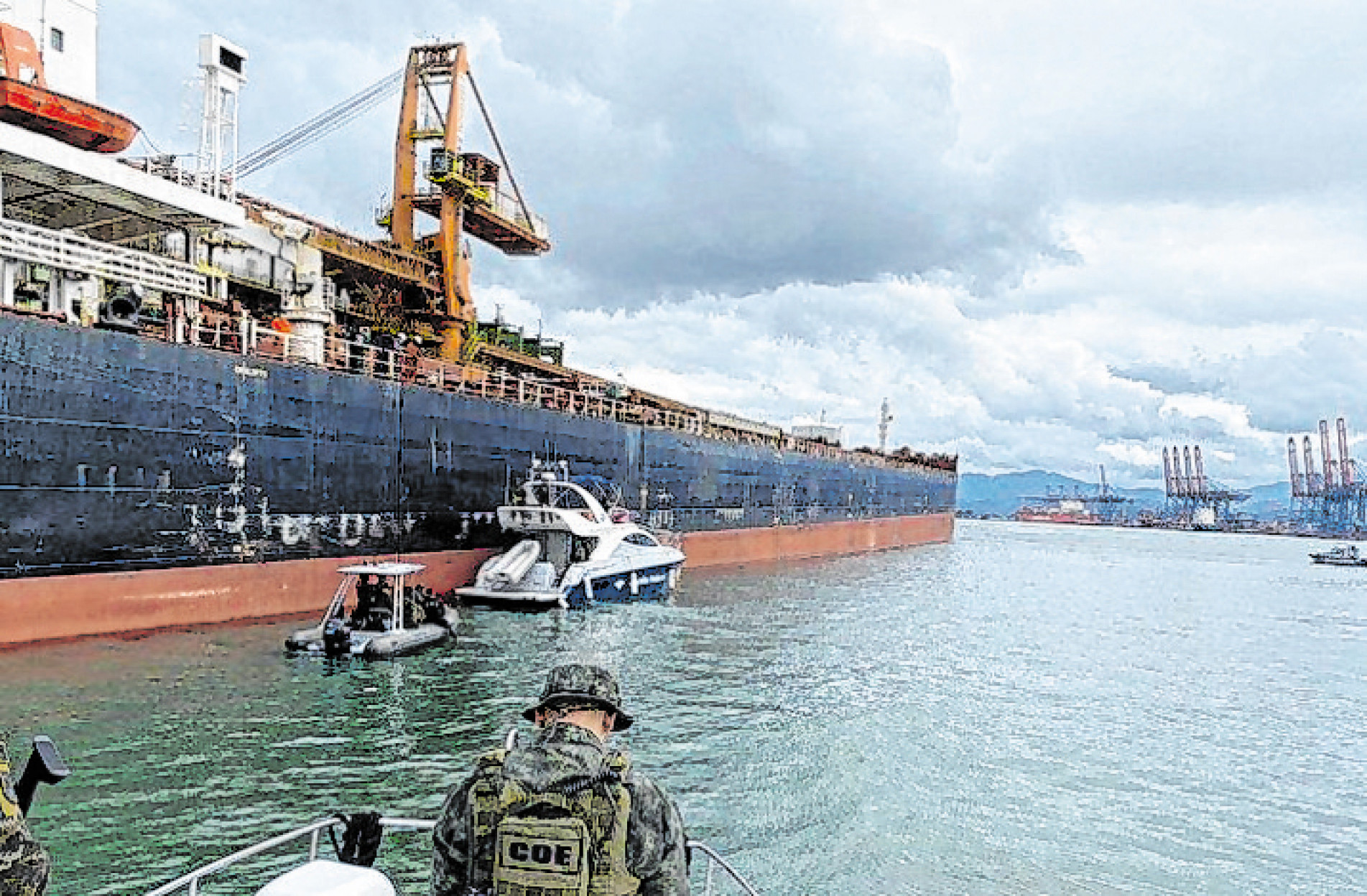 Militares reforçam a fiscalização no principal porto de SP
