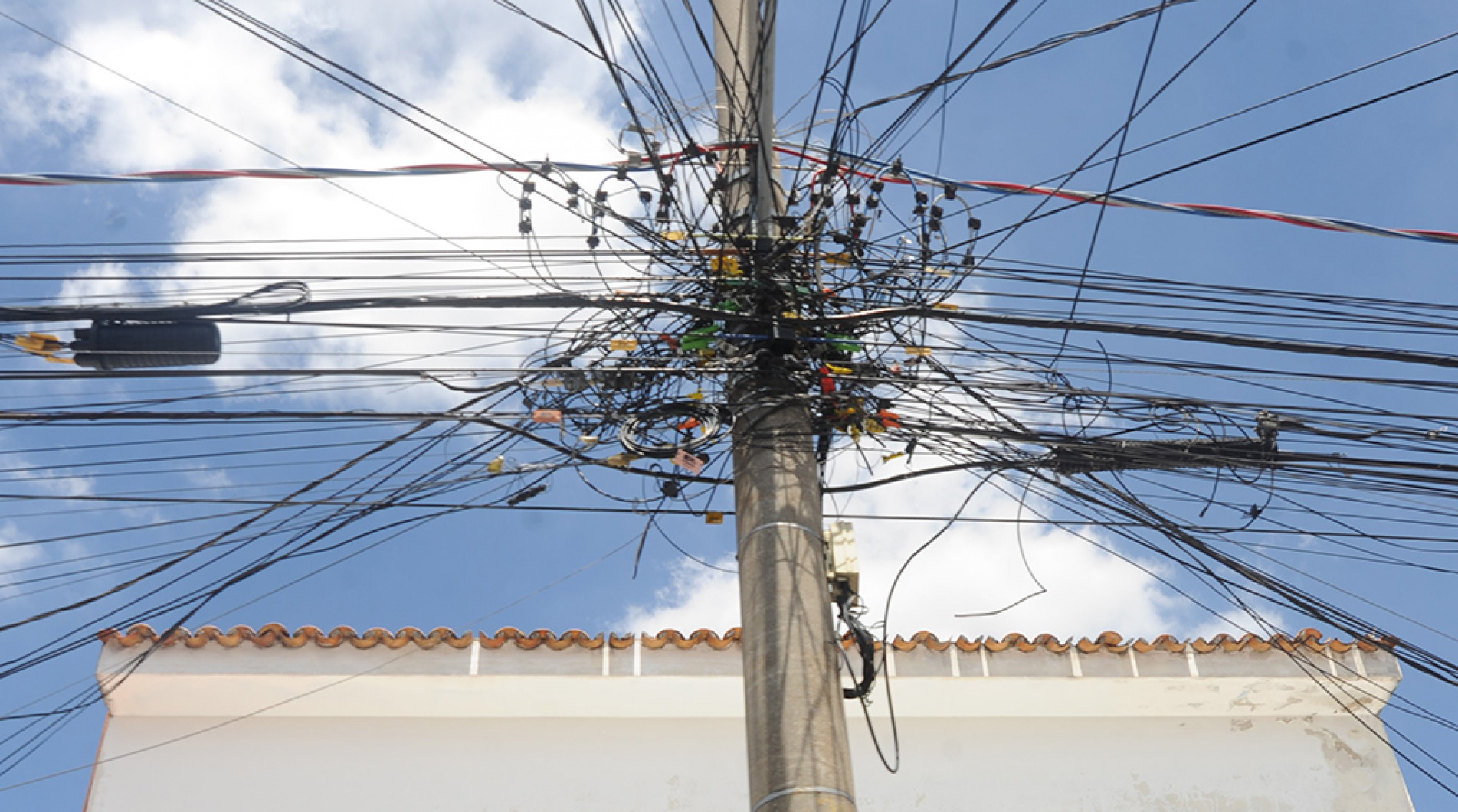 O texto do projeto diz que caberá à CPFL Piratininga fazer  a retirada dos cabos e notificar as outras empresas
