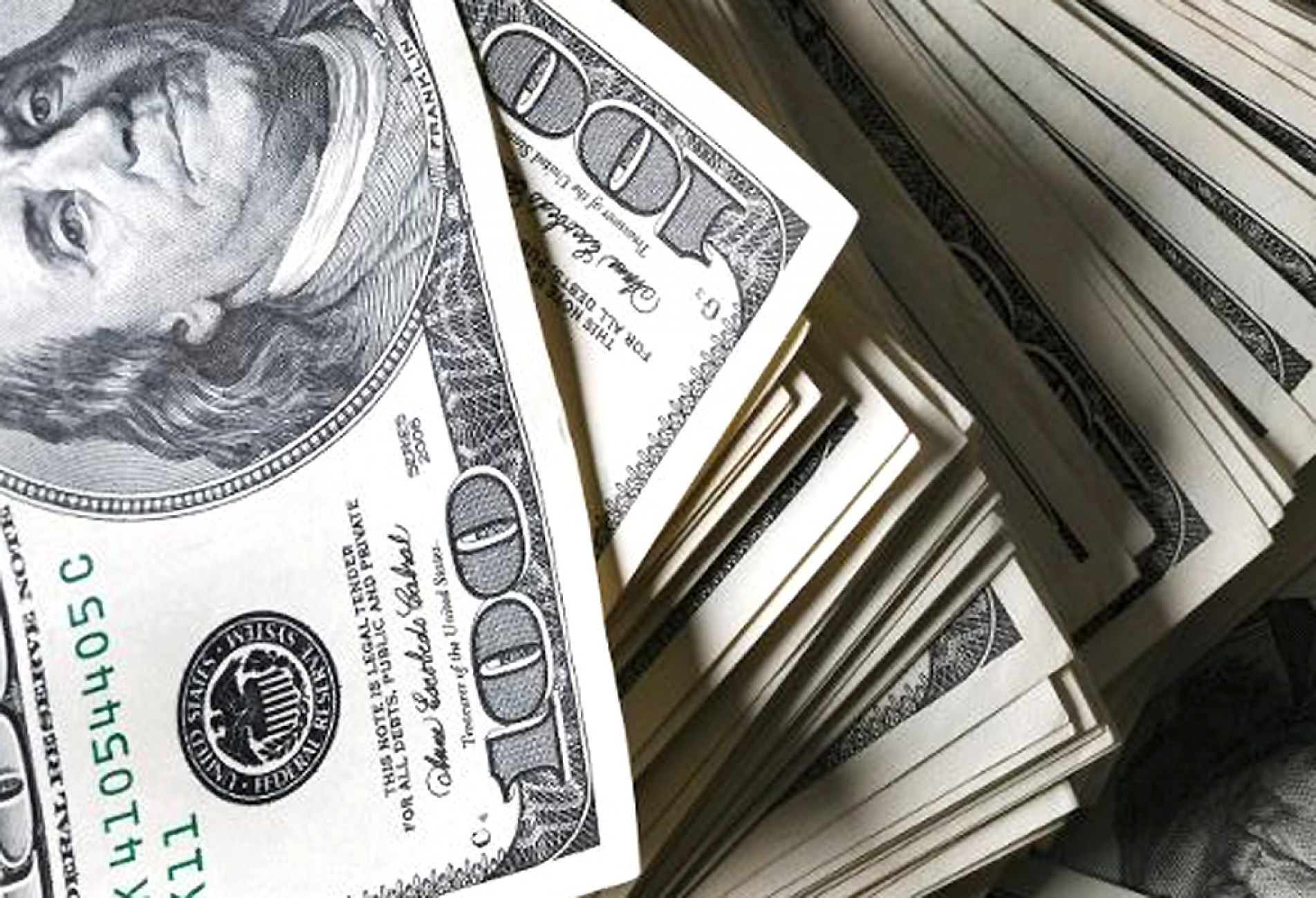 Por volta das 9h30 desta sexta-feira, 6, o d&oacute;lar &agrave; vista subia 0,16%, a R$ 5,2955, ap&oacute;s testar m&aacute;xima a R$ 5,3195.