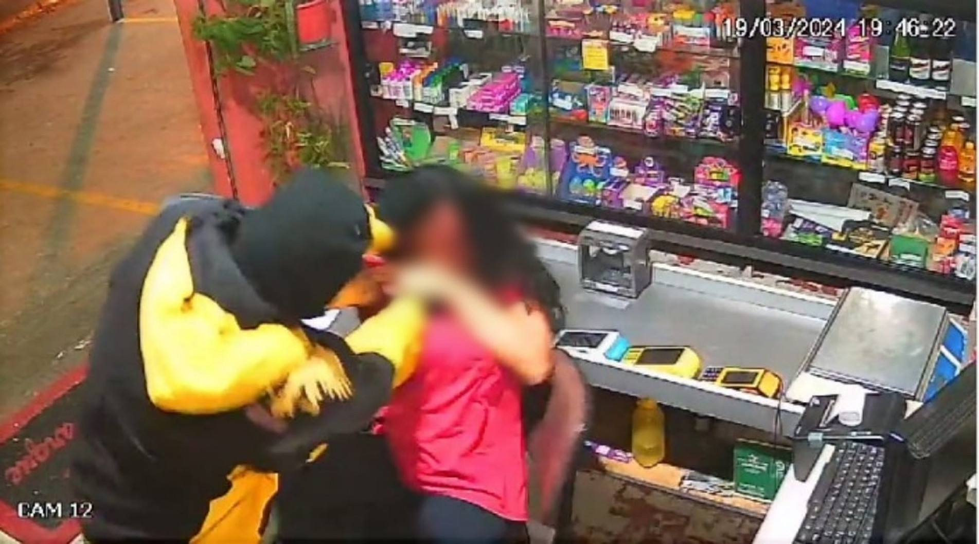 Vítima foi esfaqueada na região do pescoço e abdômen