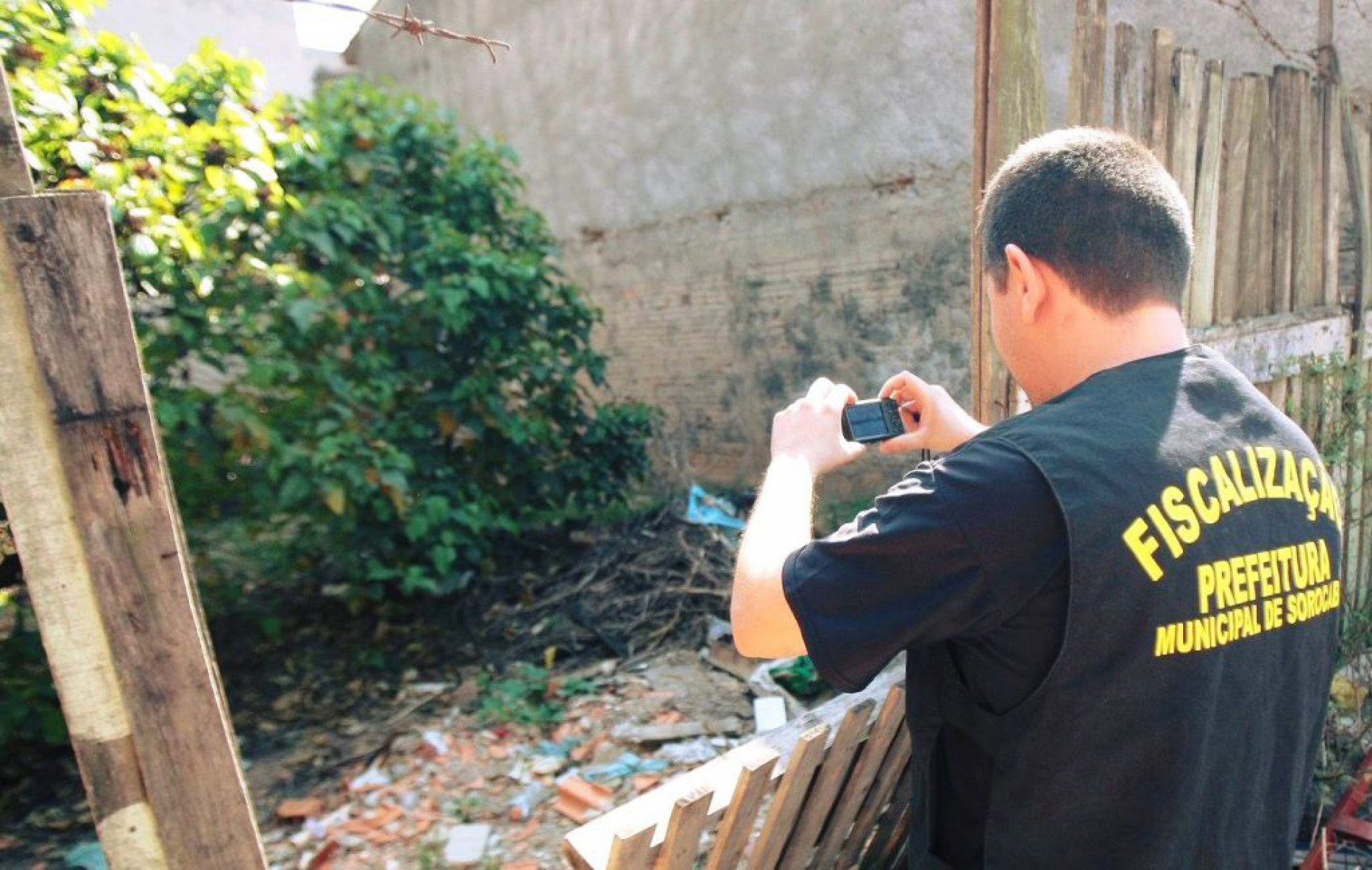 Além de multa por sujeira, proprietários são autuados se houver criadouros de mosquito
